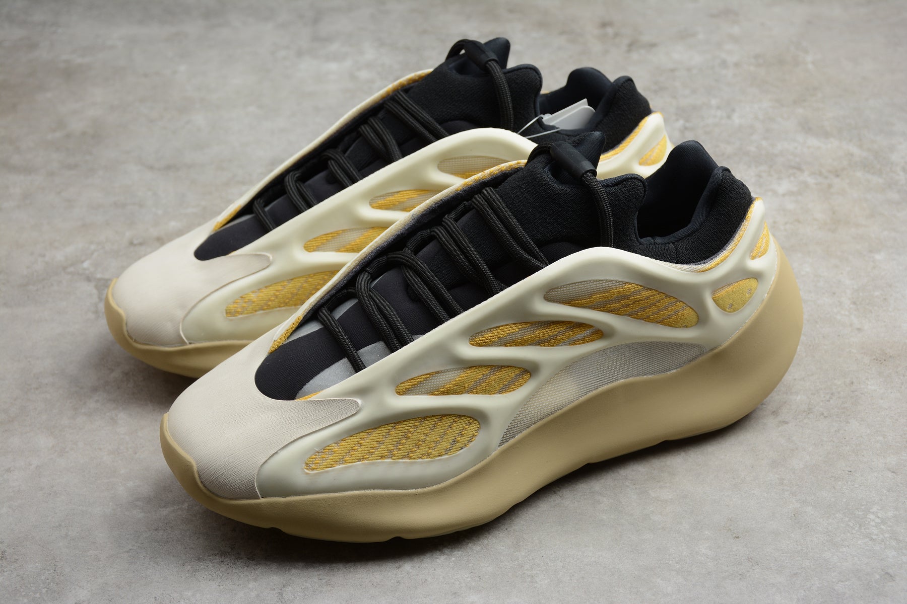 Adidas Yeezy 700 V3 – Beige / Amarillo