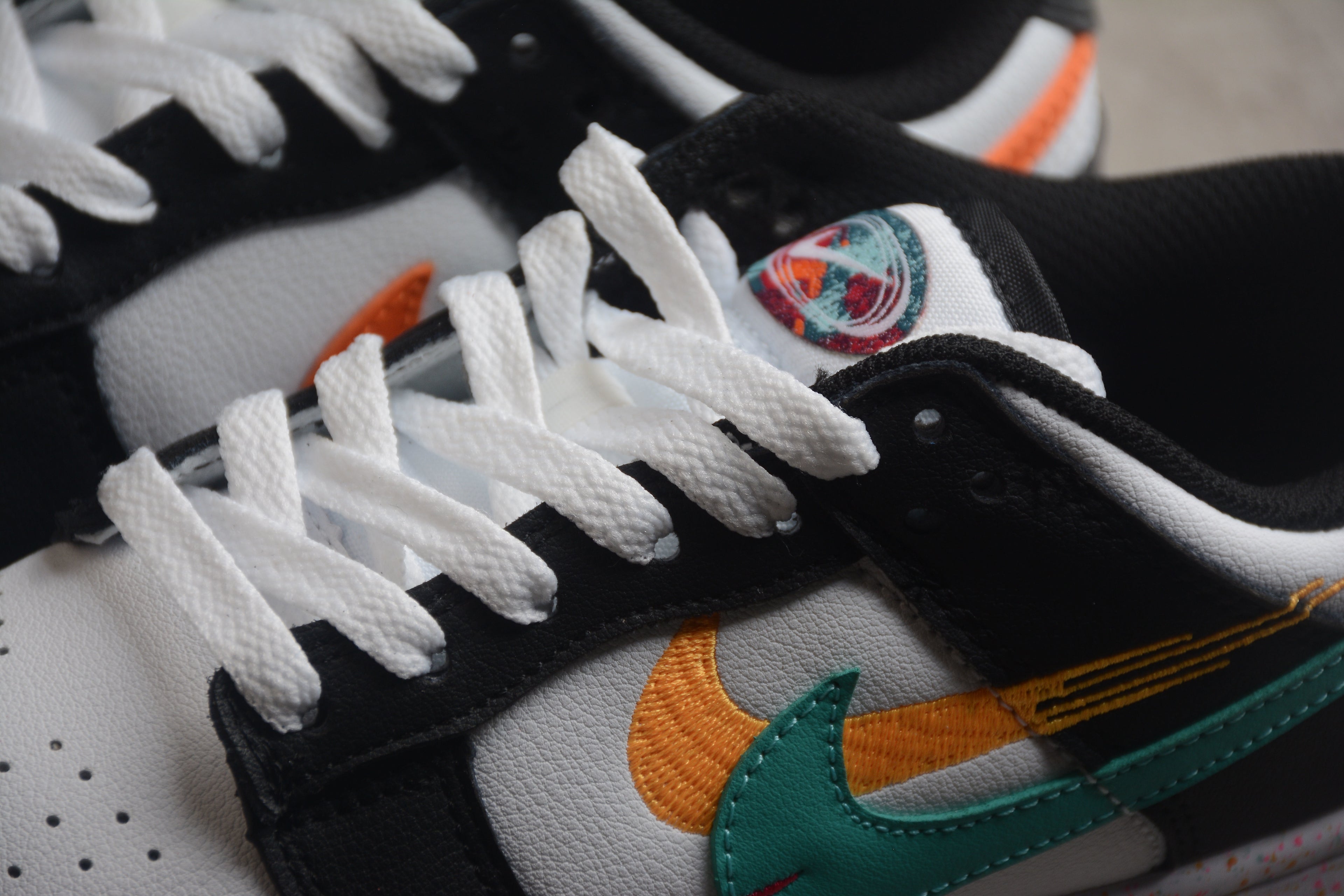 Dunk SB – Negro / Gris / Naranja / Verde