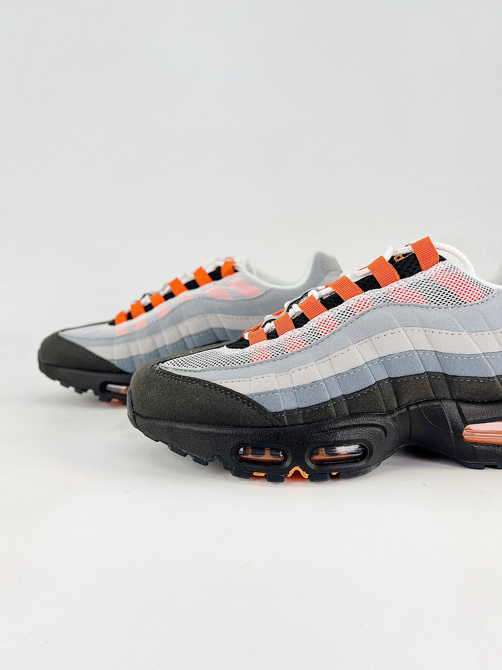 Air Max 95 – Negro / Gris / Naranja