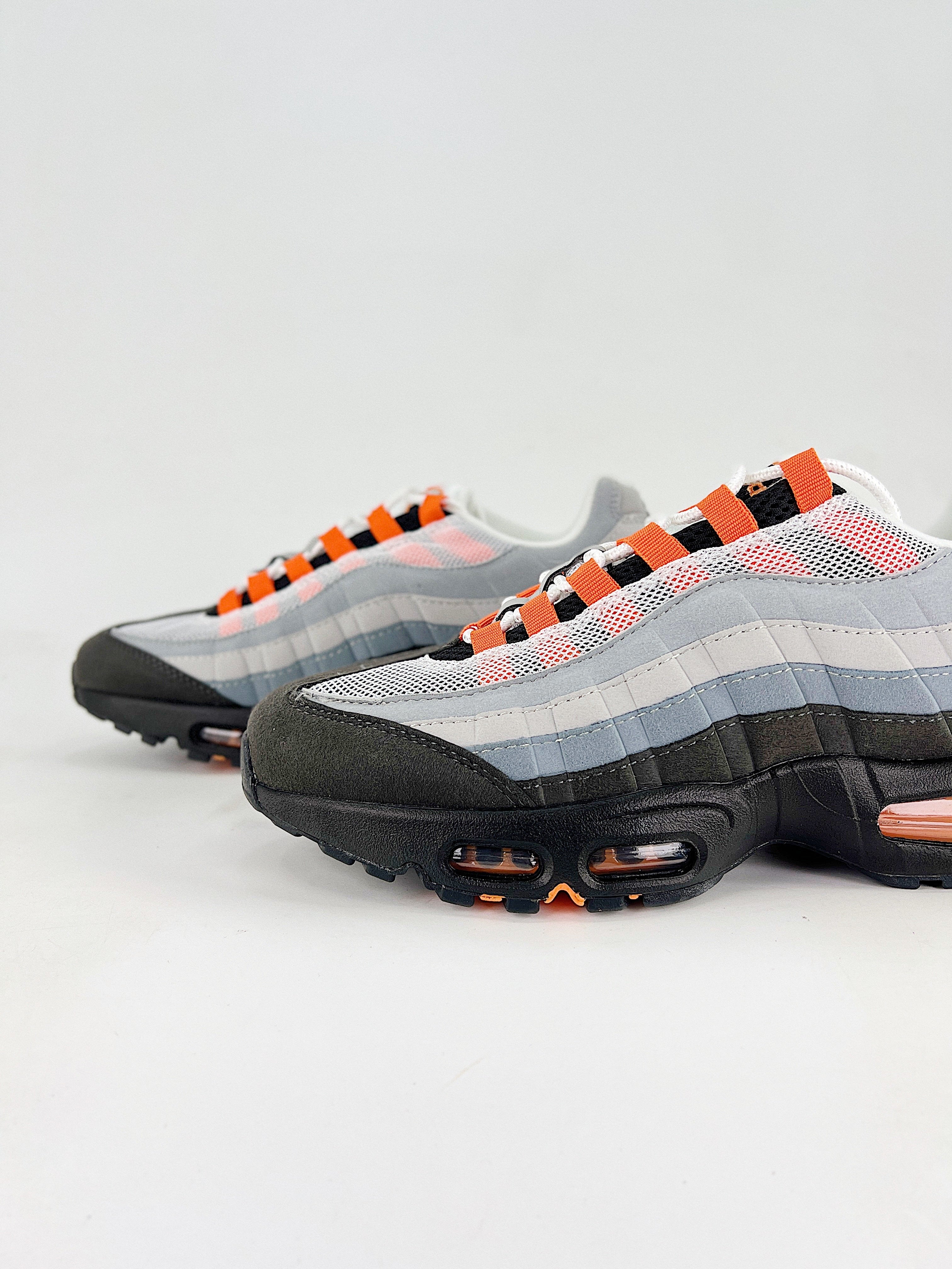 Air Max 95 – Negro / Gris / Naranja