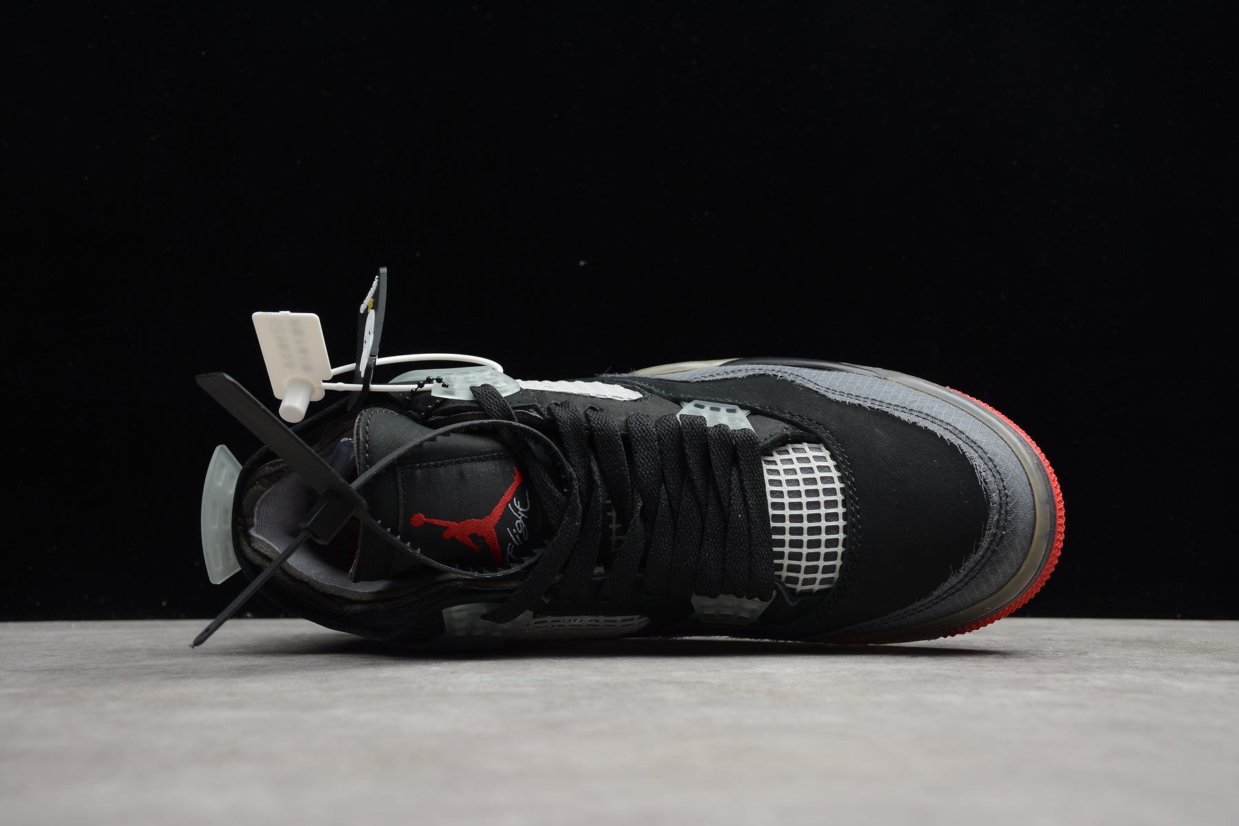 Air Jordan 4 – Negro / Gris / Beige