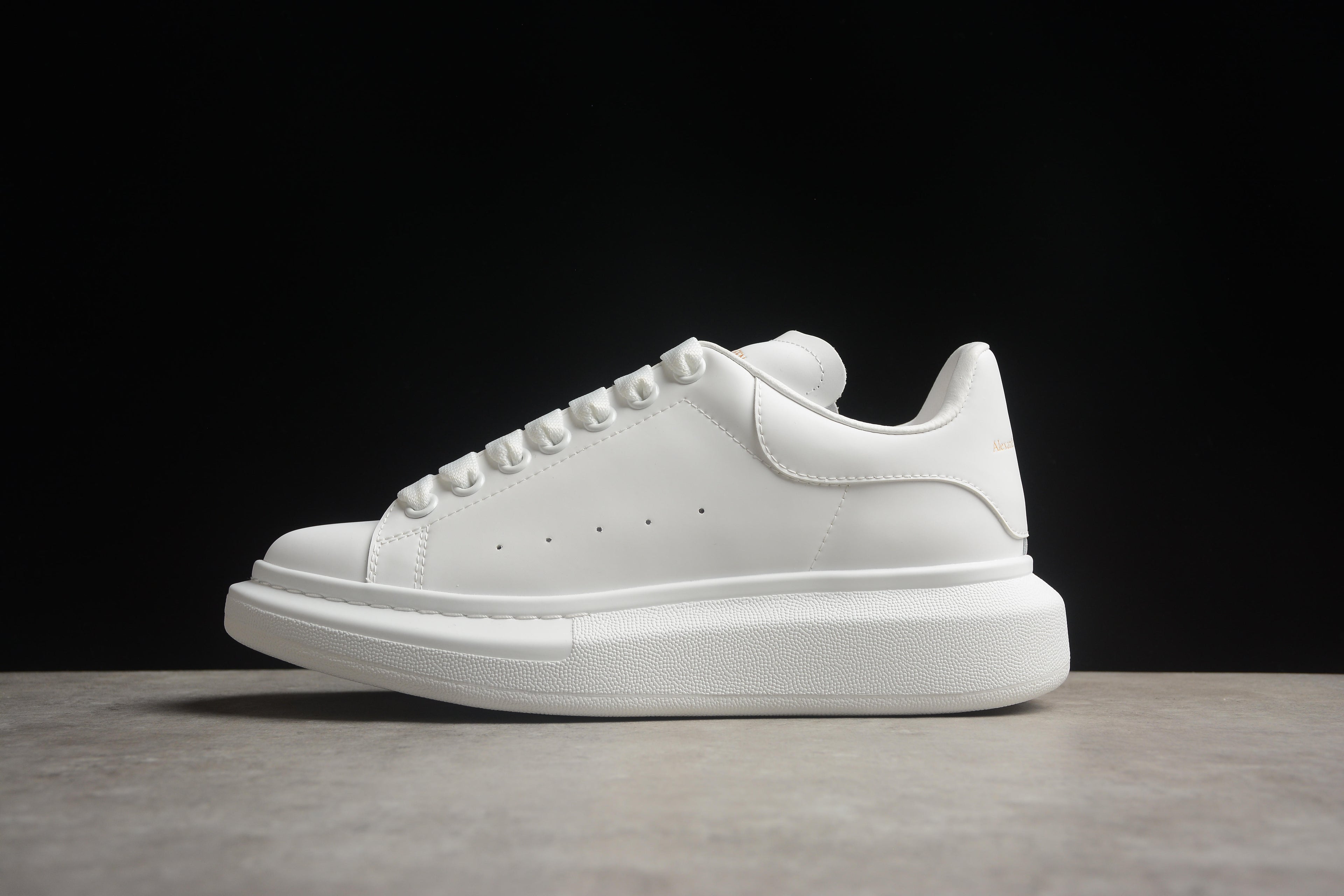 Alexander McQueen – Blanco / Letras Doradas