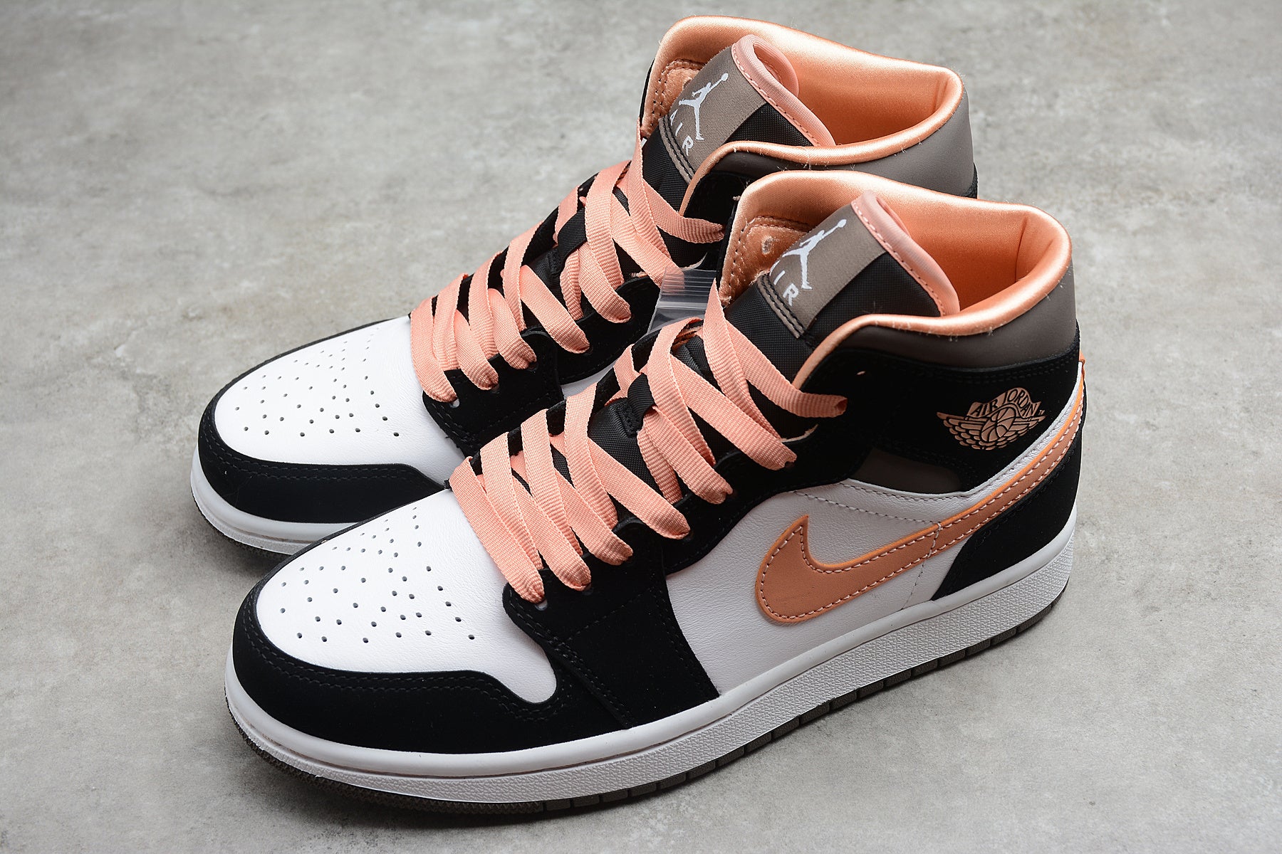 Air Jordan 1 Mid – Negro / Rosa