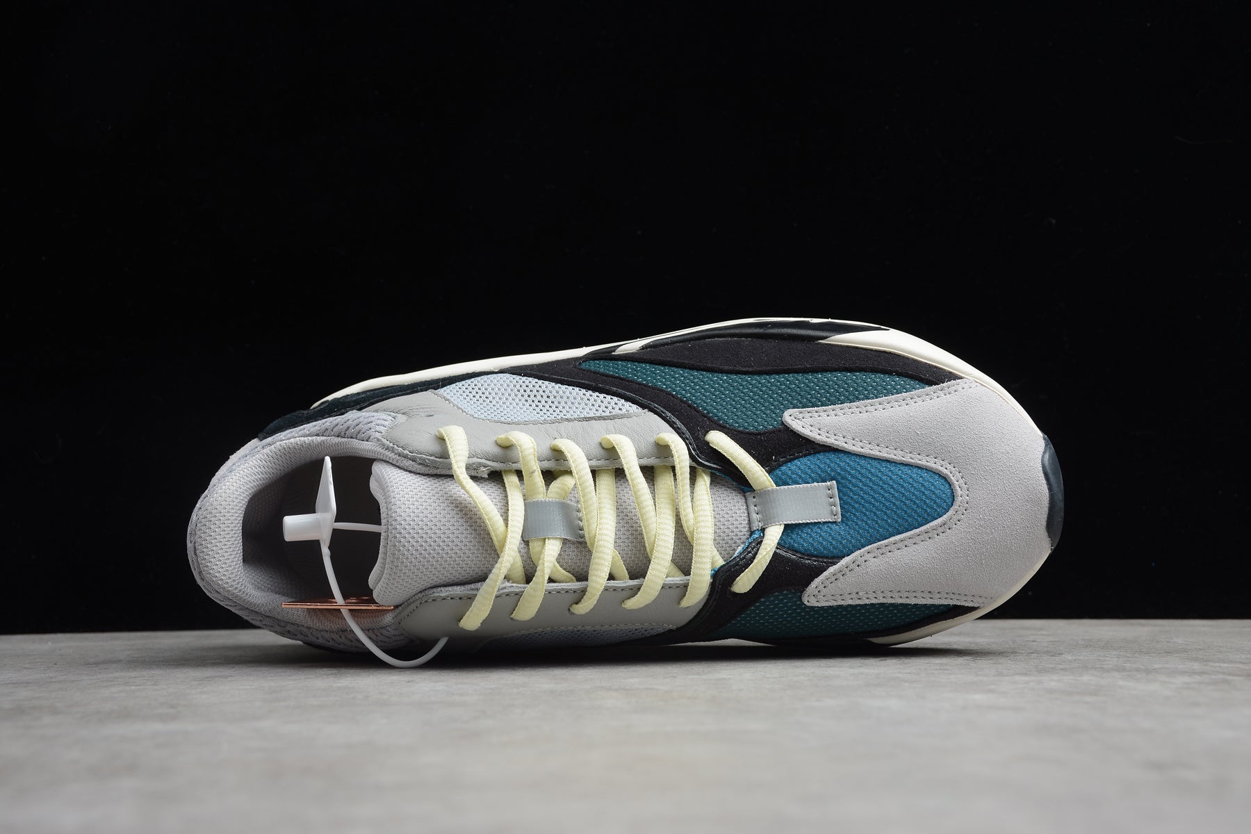 Adidas Yeezy 700 – Gris / Blanco