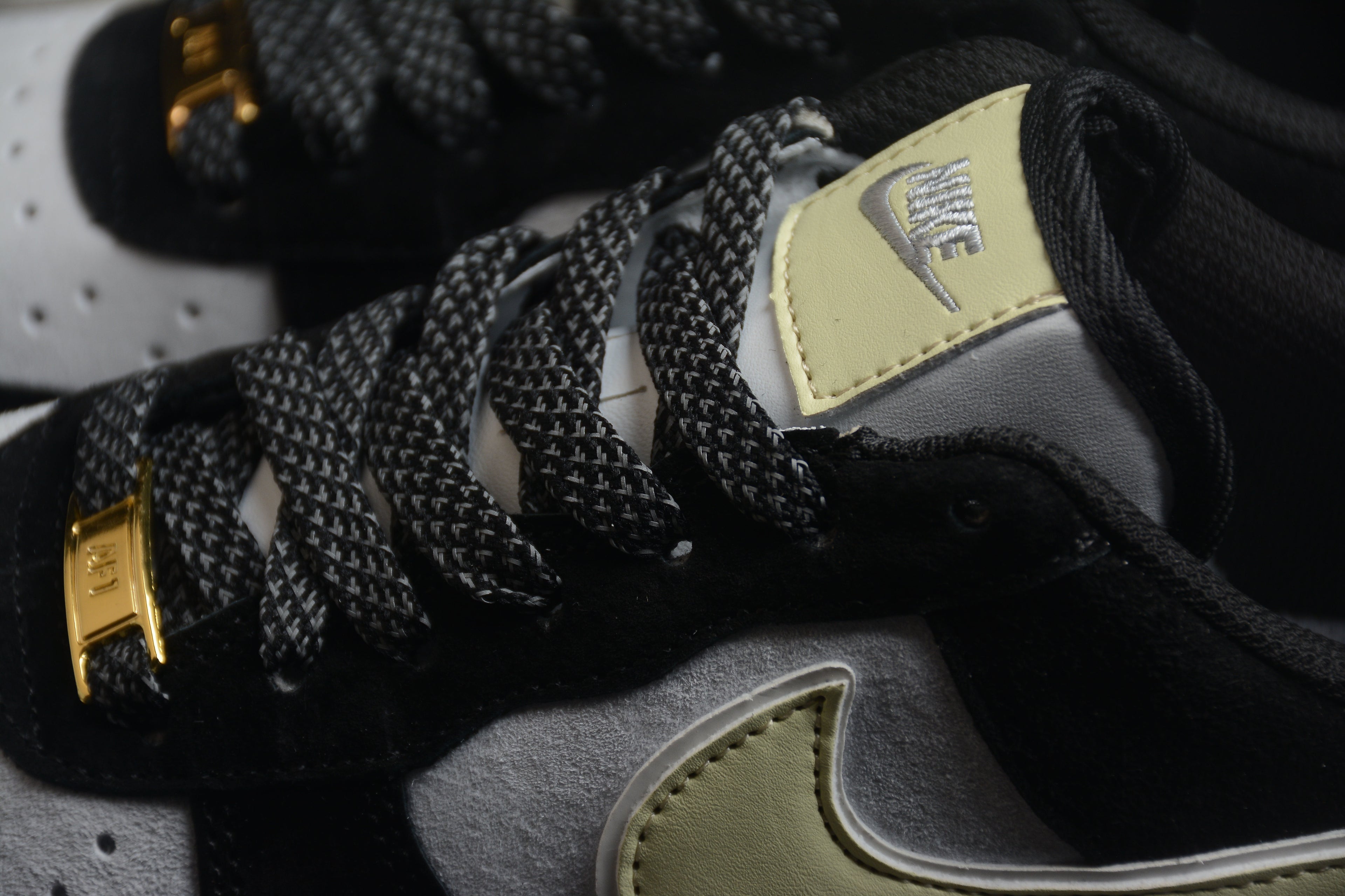 Air Force 1 Low – Negro / Gris / Amarillo