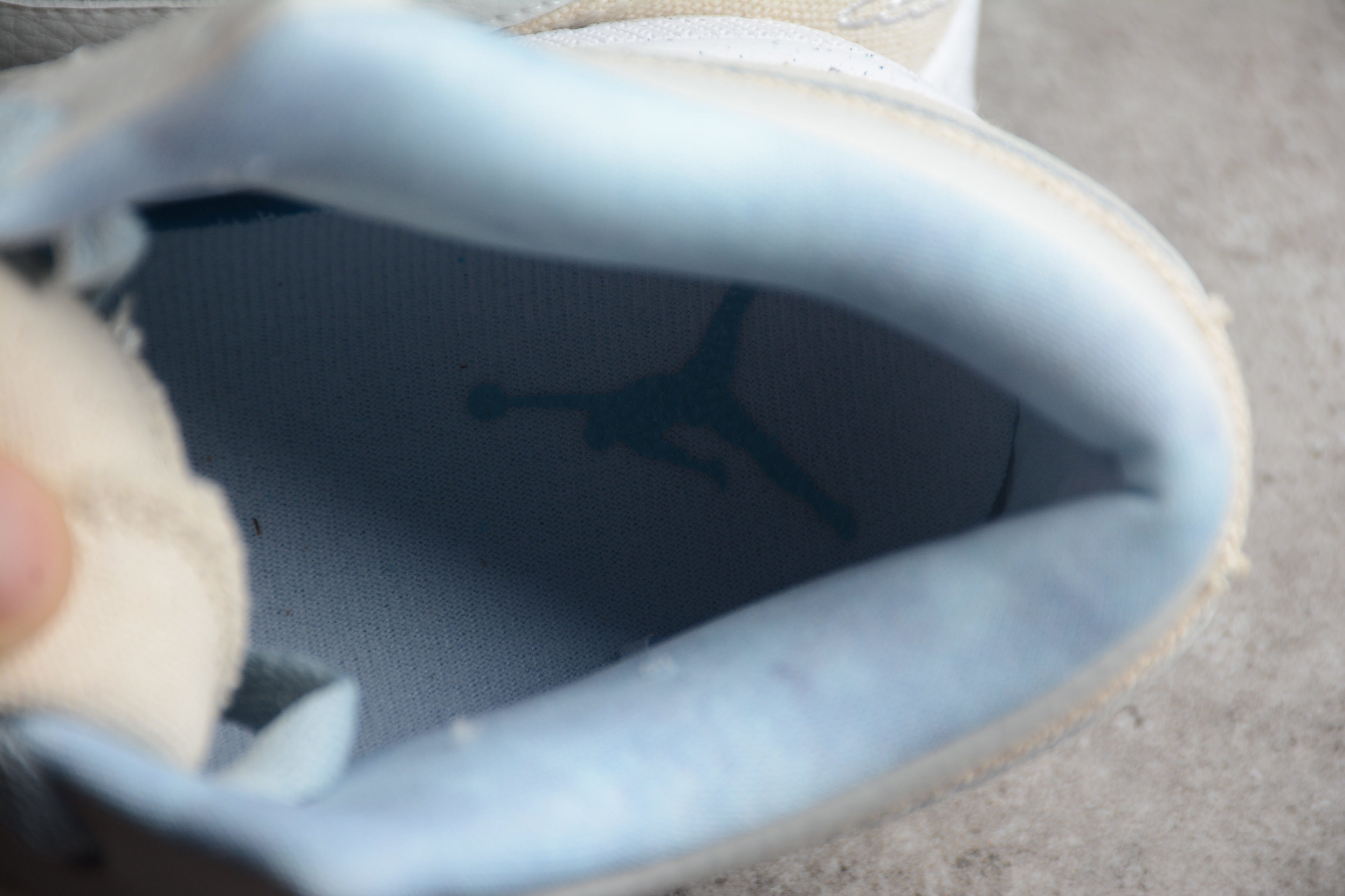 Jordan 1 Low – Gris / Beige / Azul