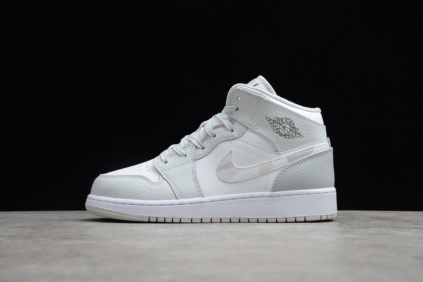 Air Jordan 1 Mid – Gris Claro / Blanco