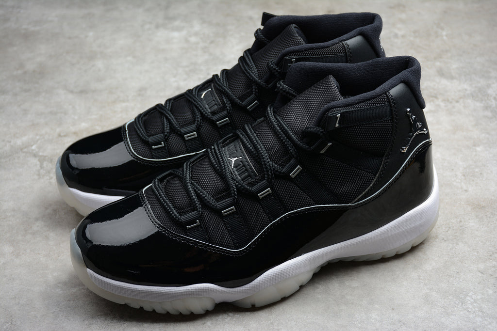 Air Jordan 11 – Negro / Blanco
