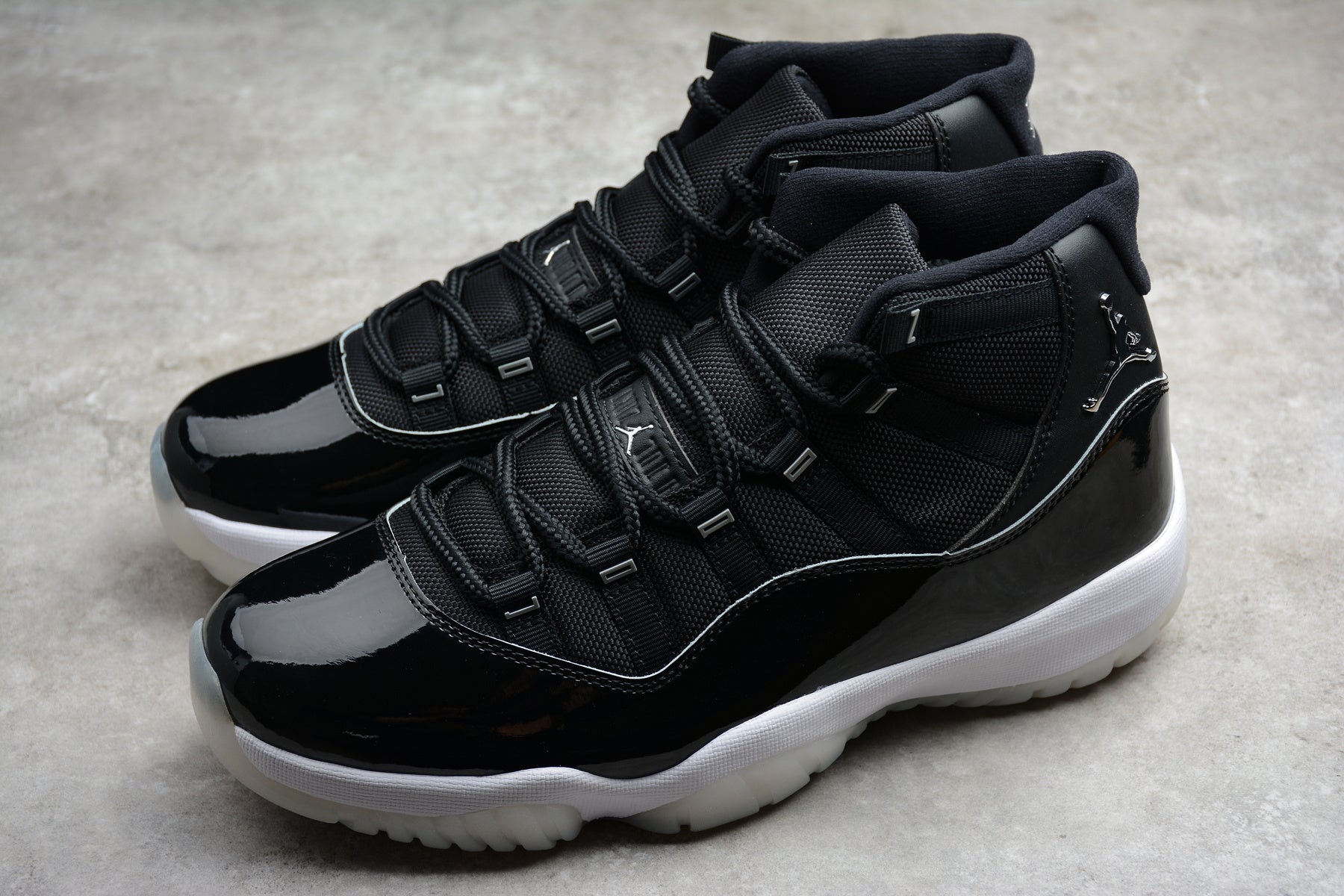 Air Jordan 11 – Negro / Blanco