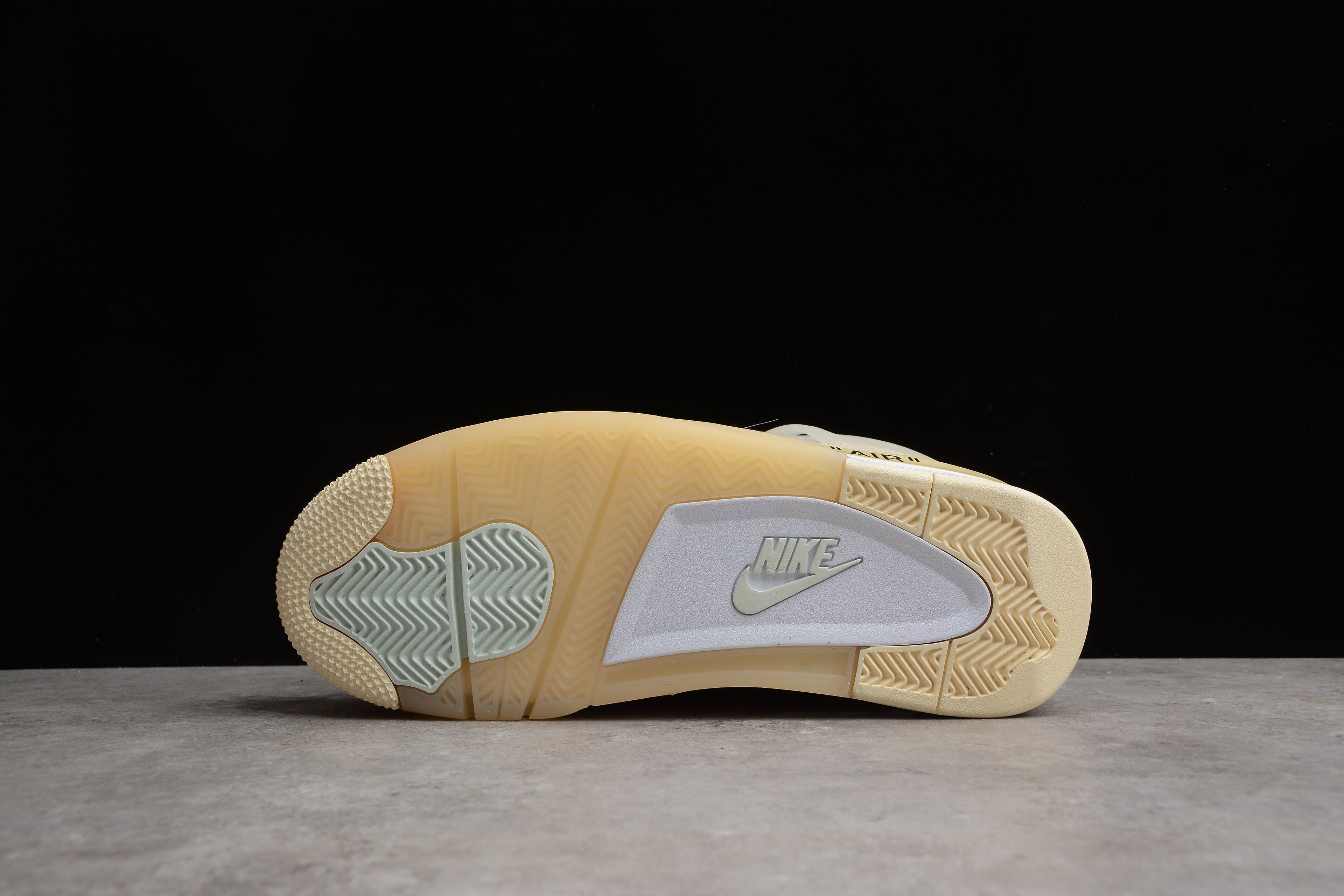 Air Jordan 4 – Beige