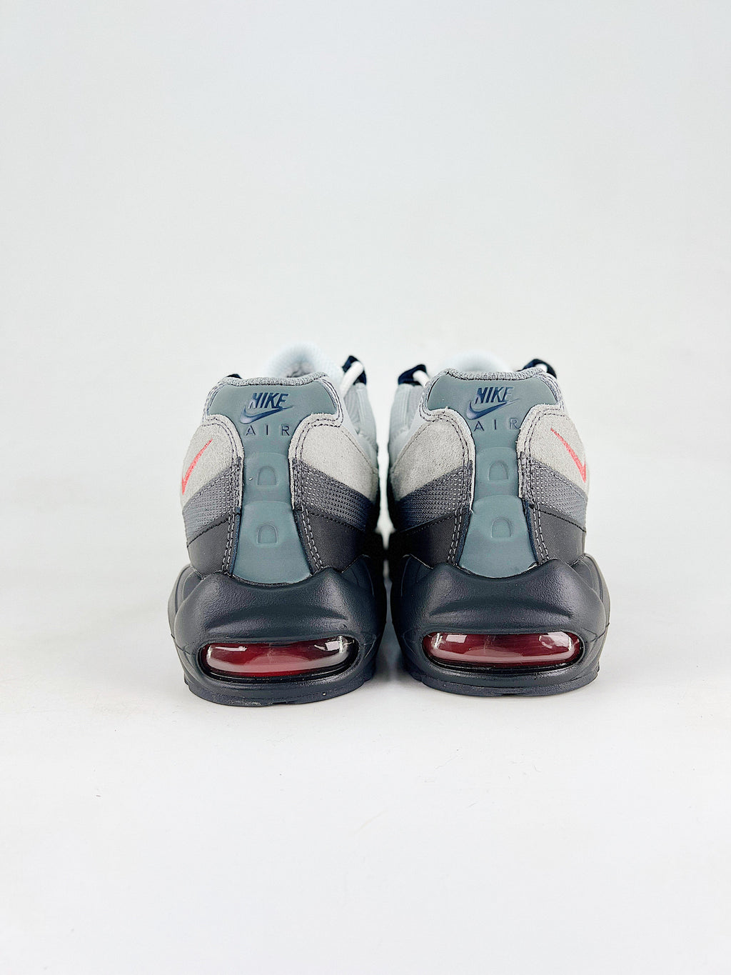 Air Max 95 – Negro / Gris / Rojo