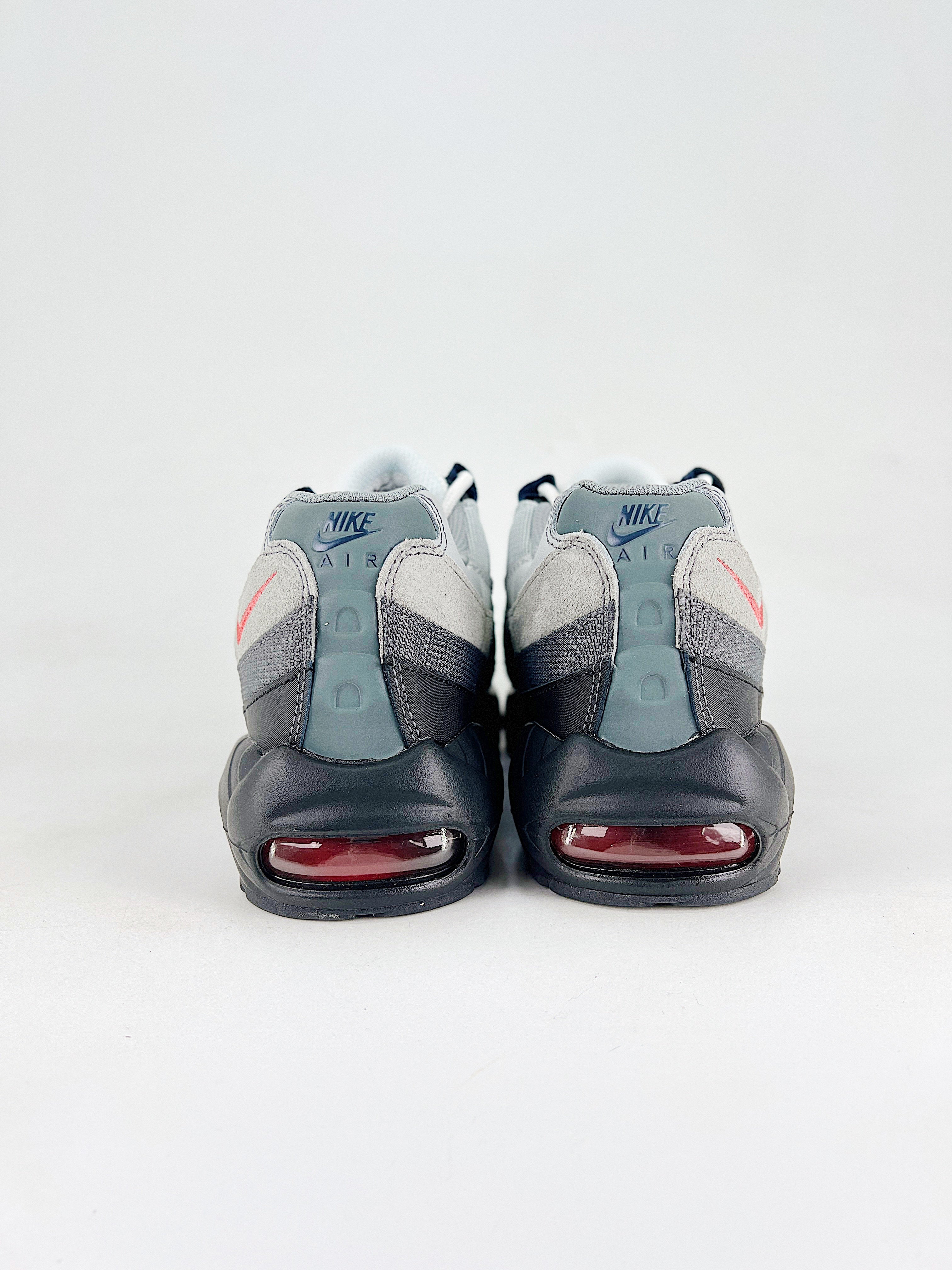 Air Max 95 – Negro / Gris / Rojo
