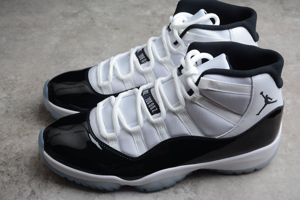 Air Jordan 11 – Blanco / Negro
