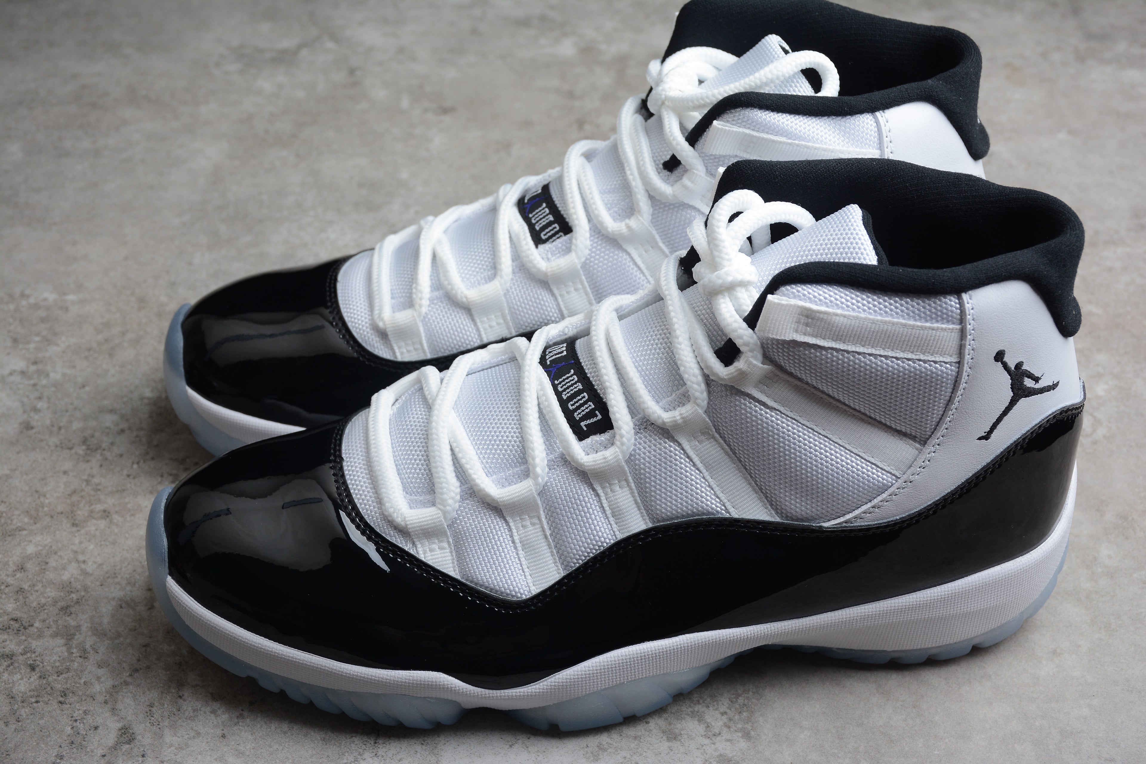 Air Jordan 11 – Blanco / Negro