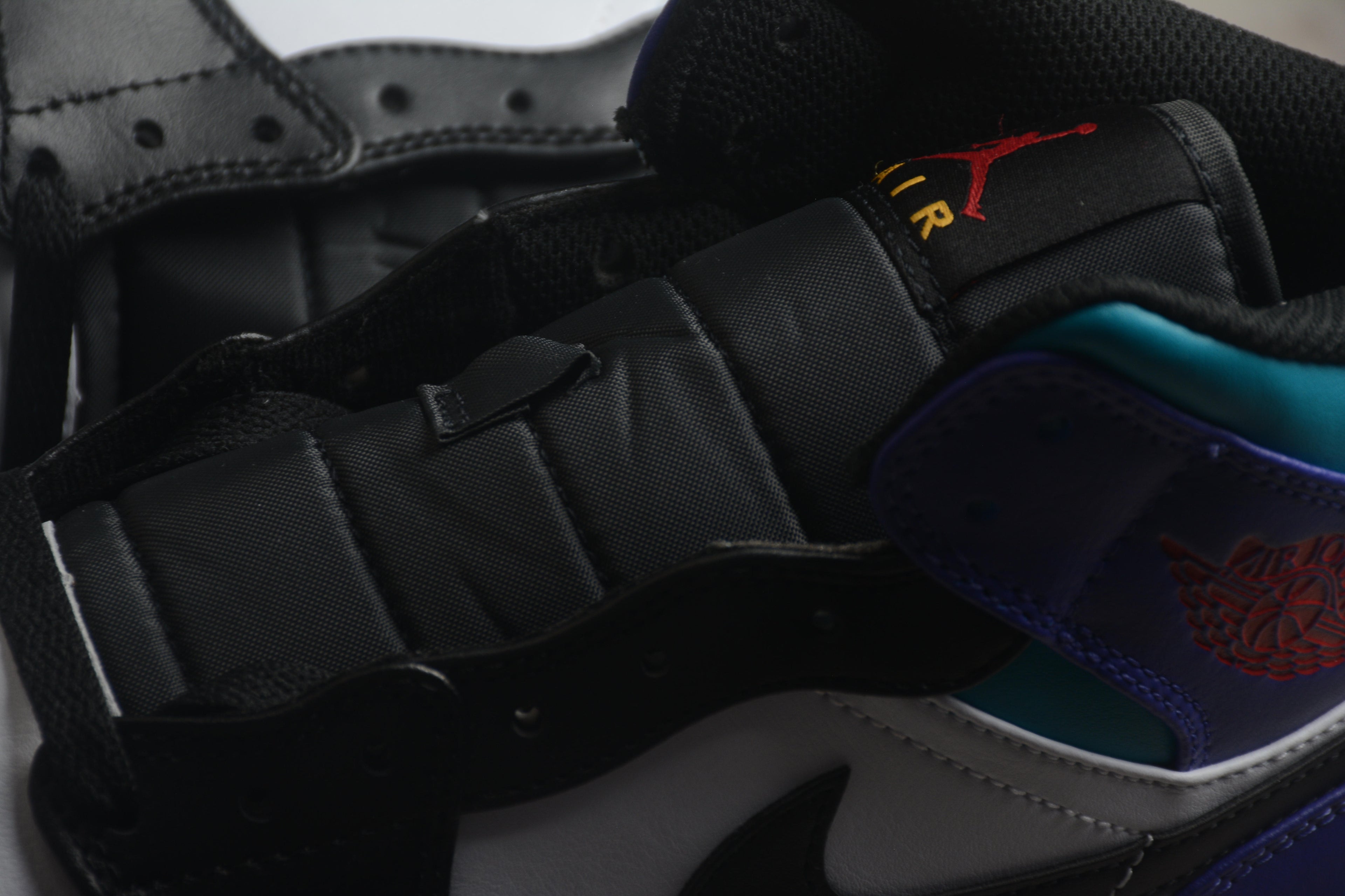 Air Jordan 1 Mid – Negro / Azul / Blanco