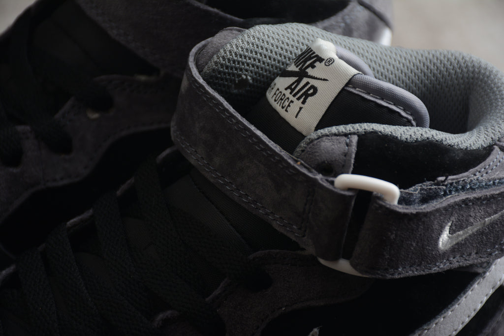 Air Force 1 High – Gris Oscuro / Negro