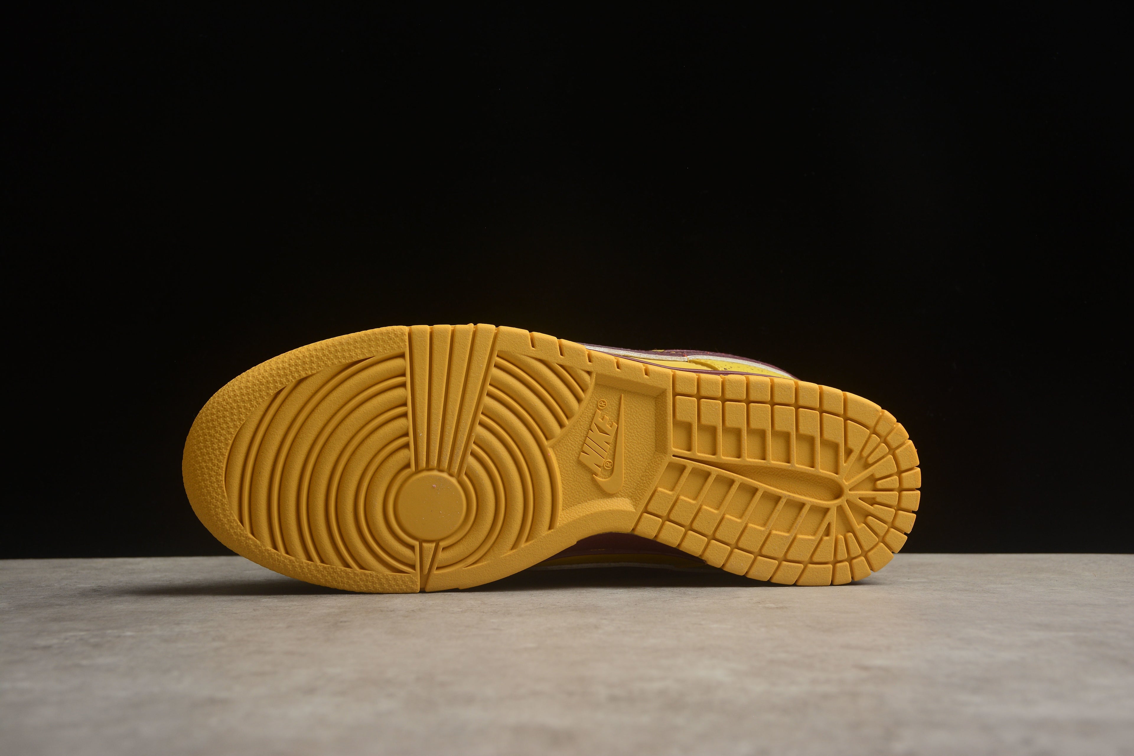 Dunk SB – Amarillo / Granate