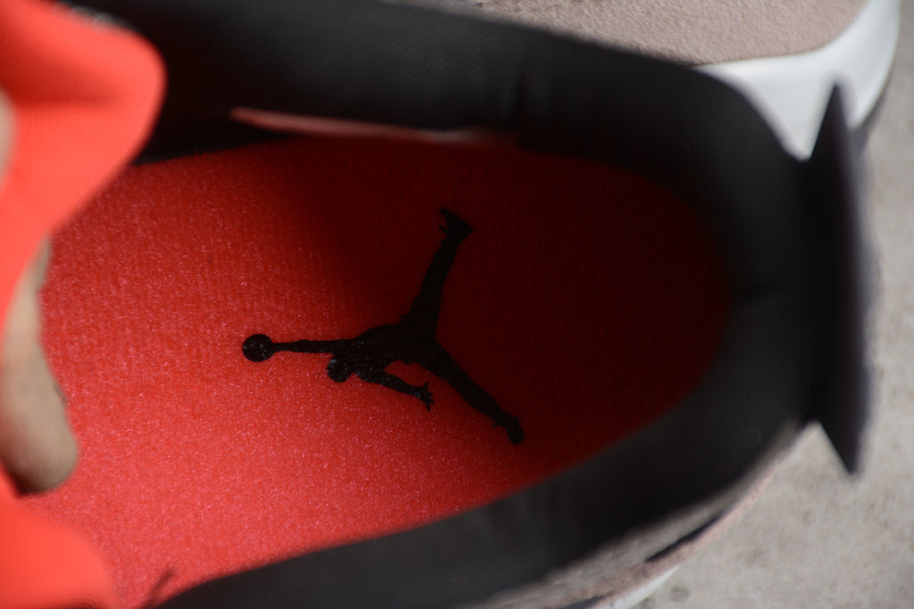 Air Jordan 4 – Marrón / Negro