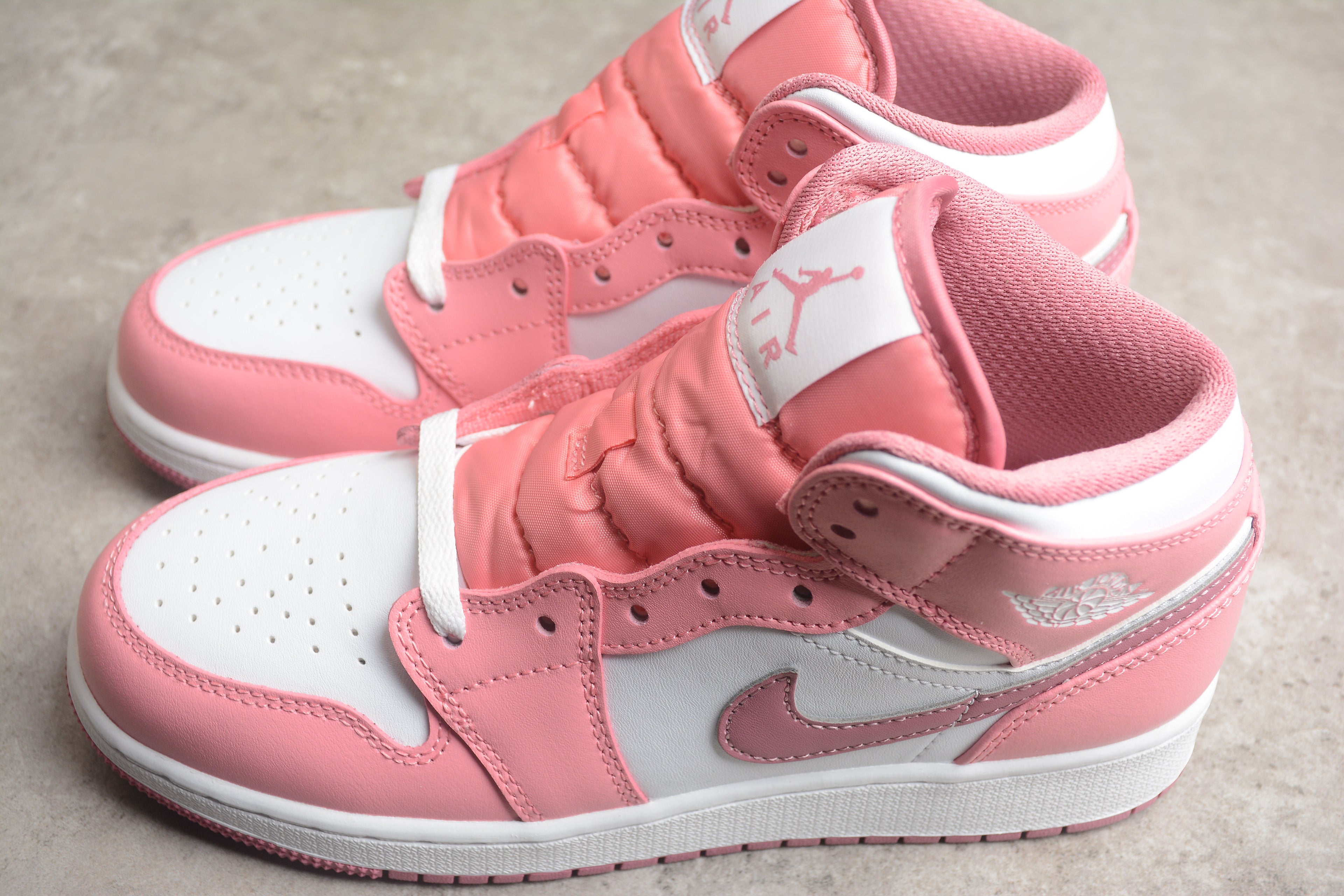 Air Jordan 1 Mid – Rosa Claro / Blanco