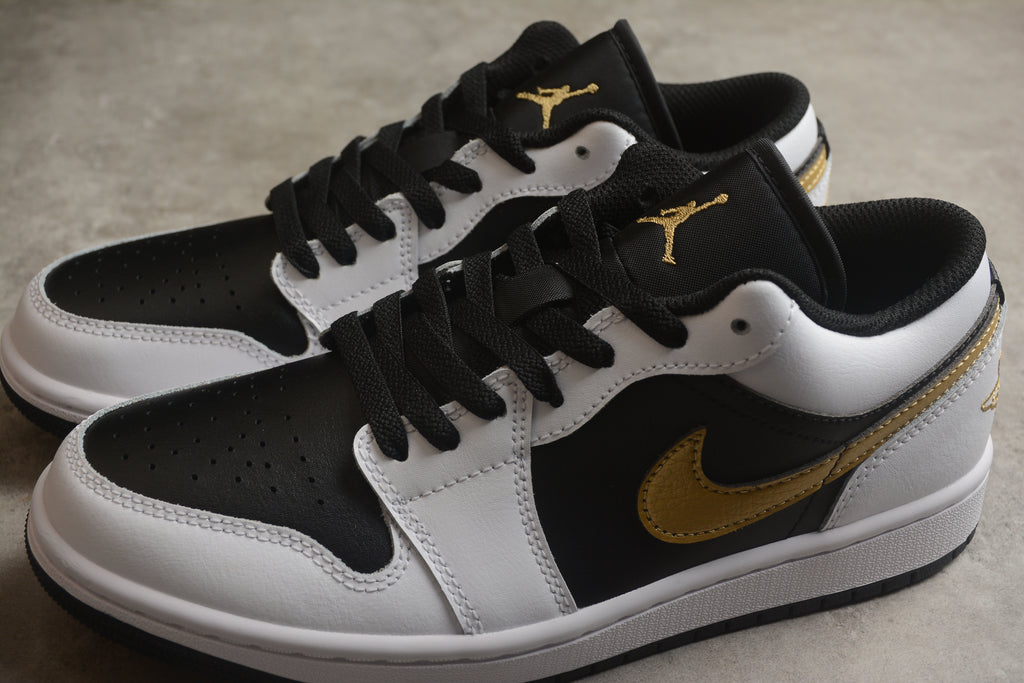 Jordan 1 Low – Blanco / Negro / Dorado