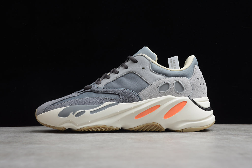 Adidas Yeezy 700 – Gris / Blanco