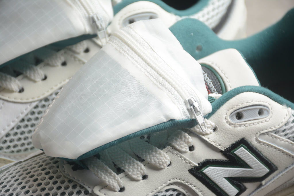 New Balance 2002R – Beige / Negro