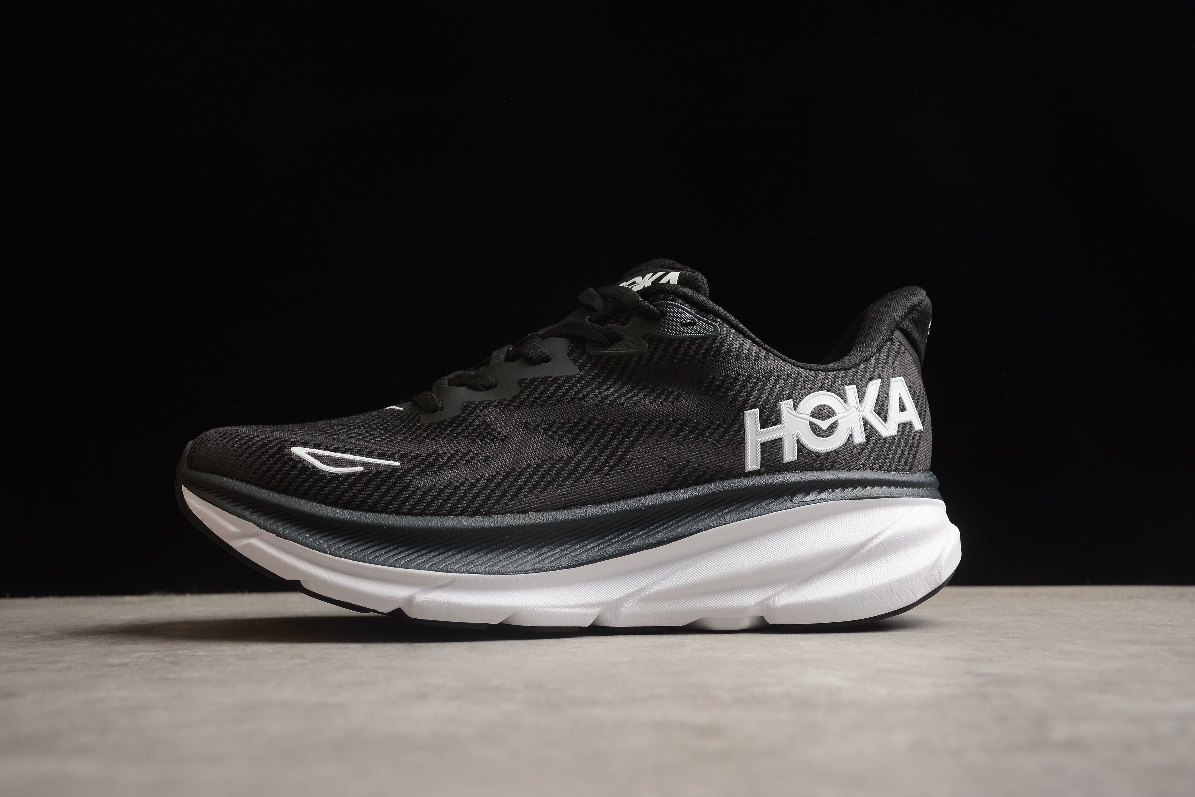 Hoka Clifton 9 – Negro / Blanco