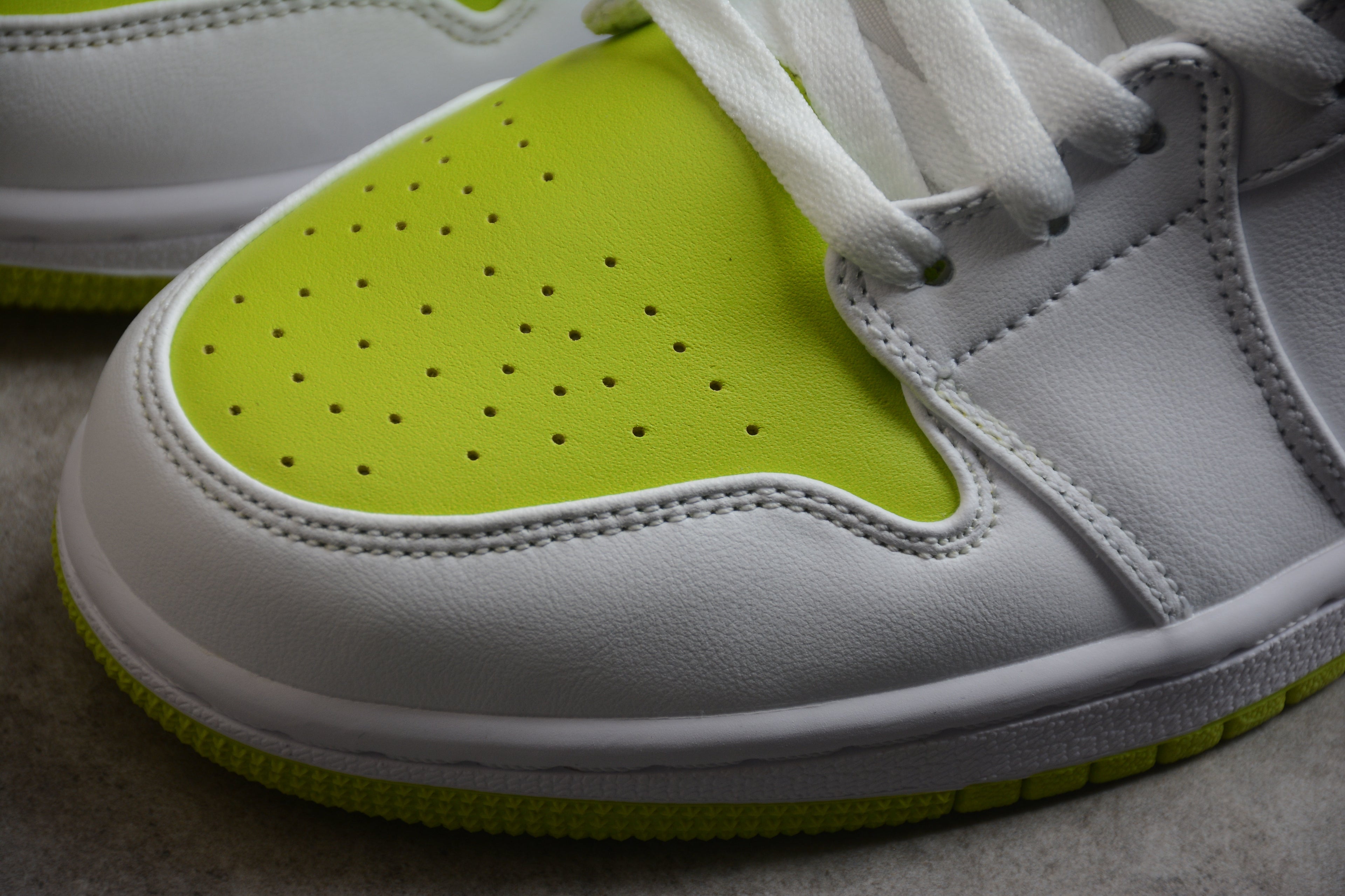 Air Jordan 1 Mid – Amarillo / Blanco