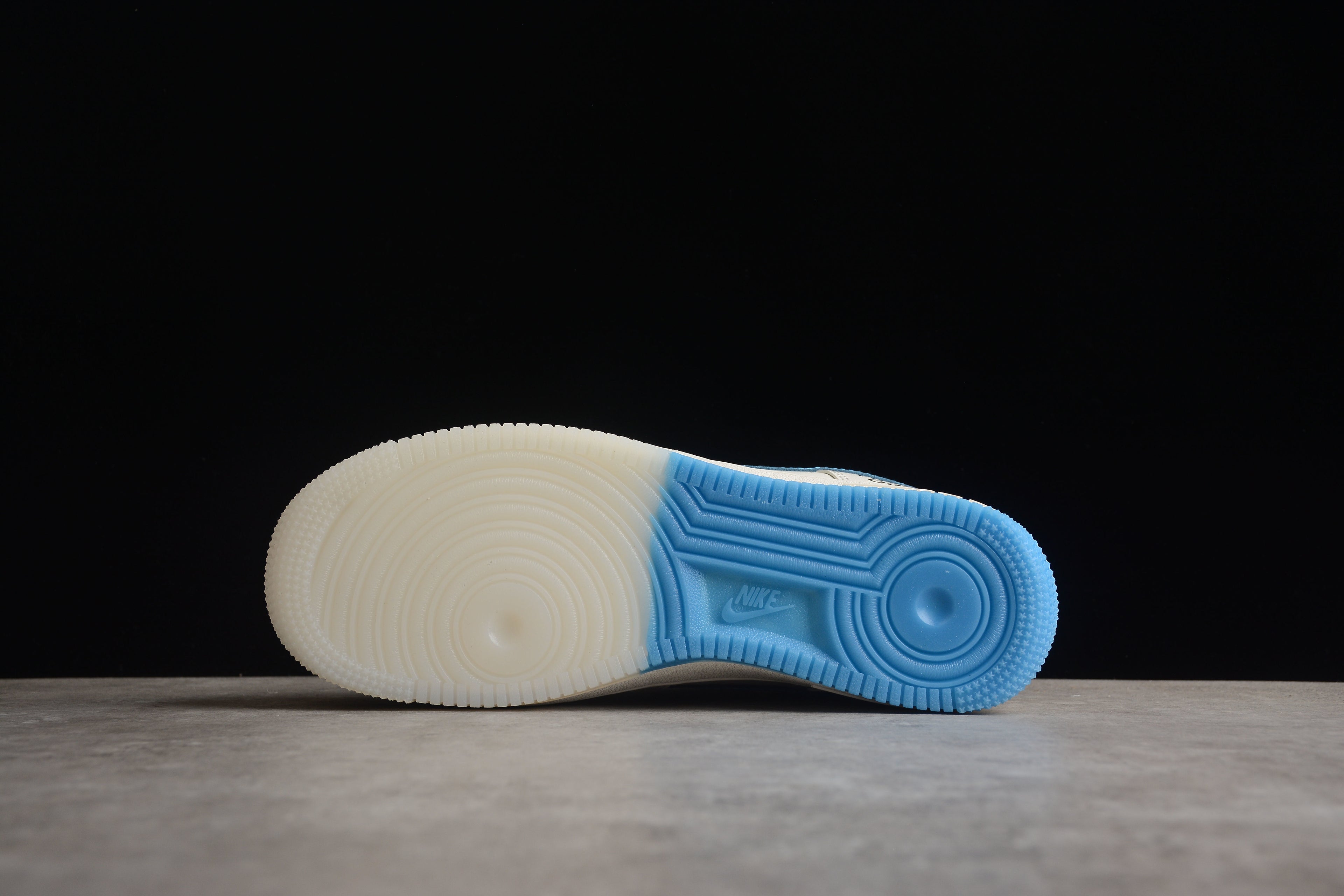 Nike Air Force 1 Low – Blanco / Azul