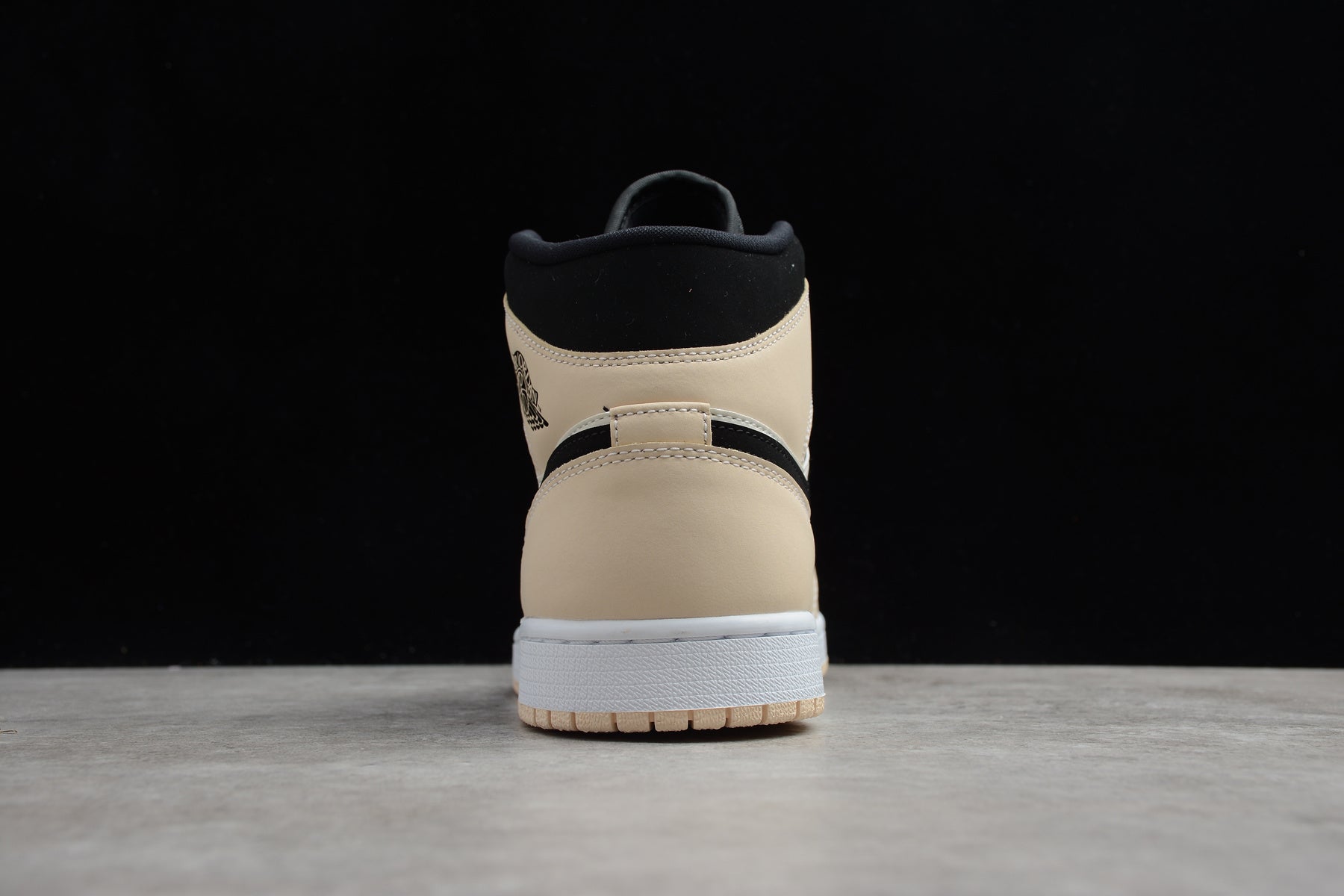 Air Jordan 1 Mid – Beige / Negro