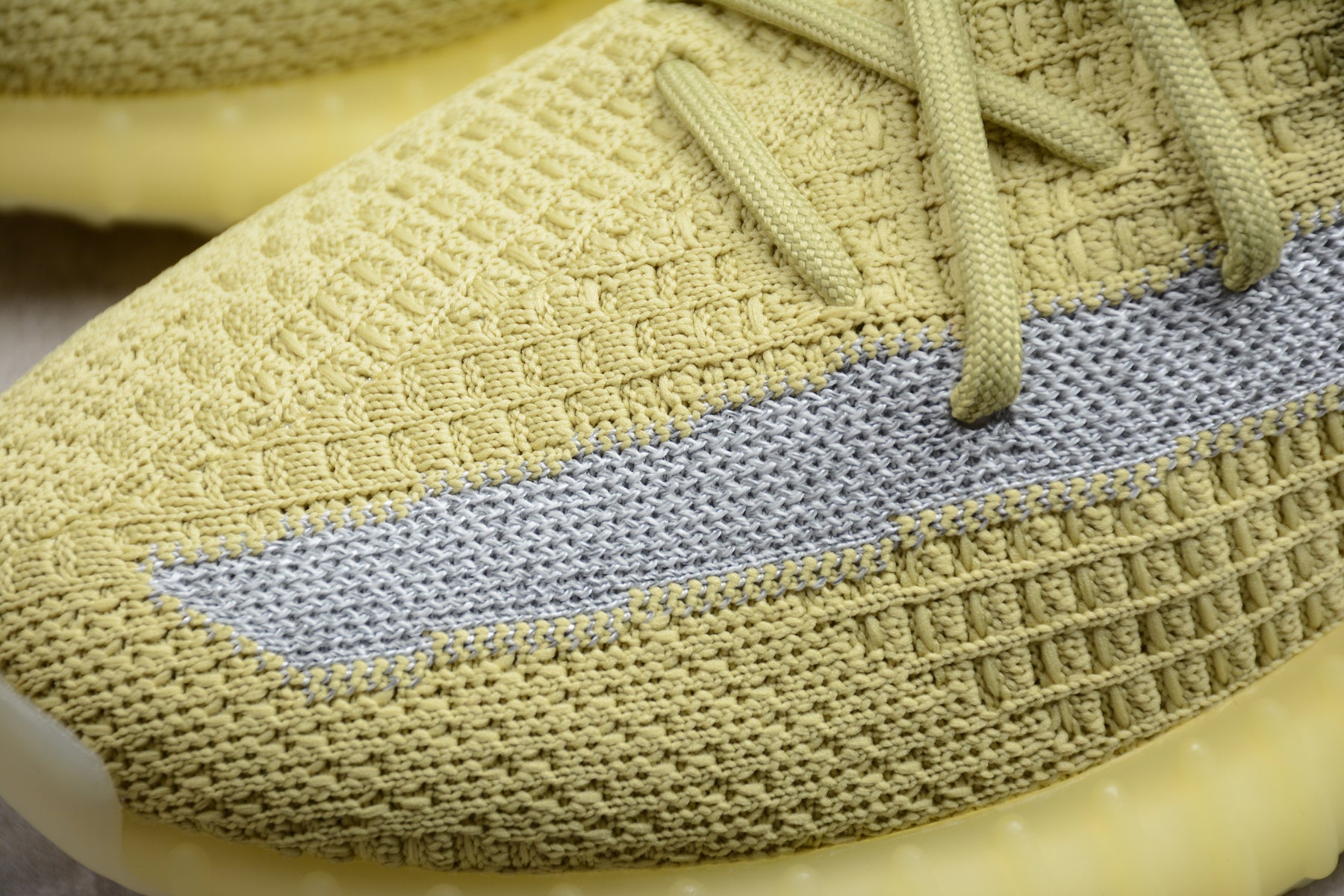 Adidas Yeezy 350 – Amarillo / Gris