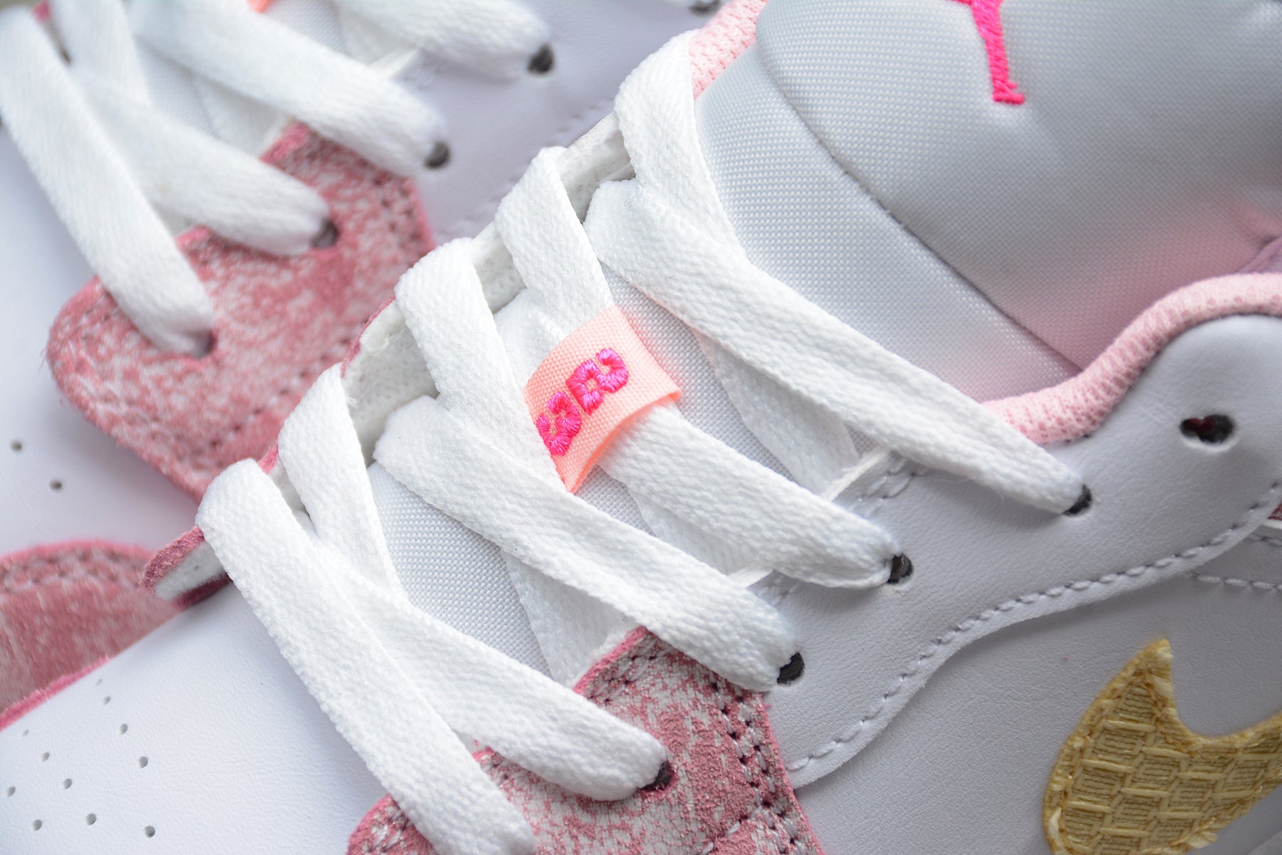 Jordan 1 Low – Rosa / Blanco / Negro