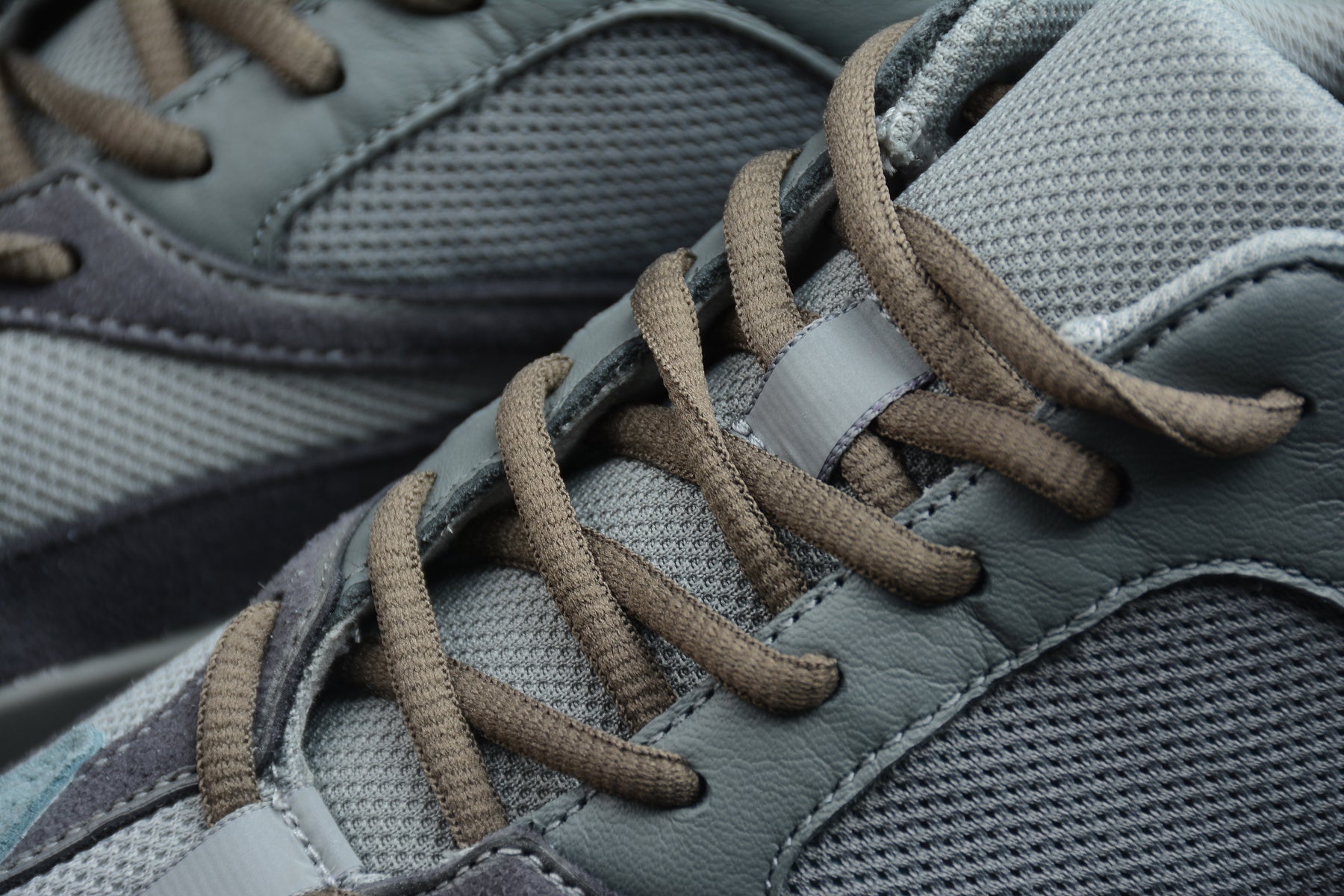 Adidas Yeezy 700 – Gris Claro