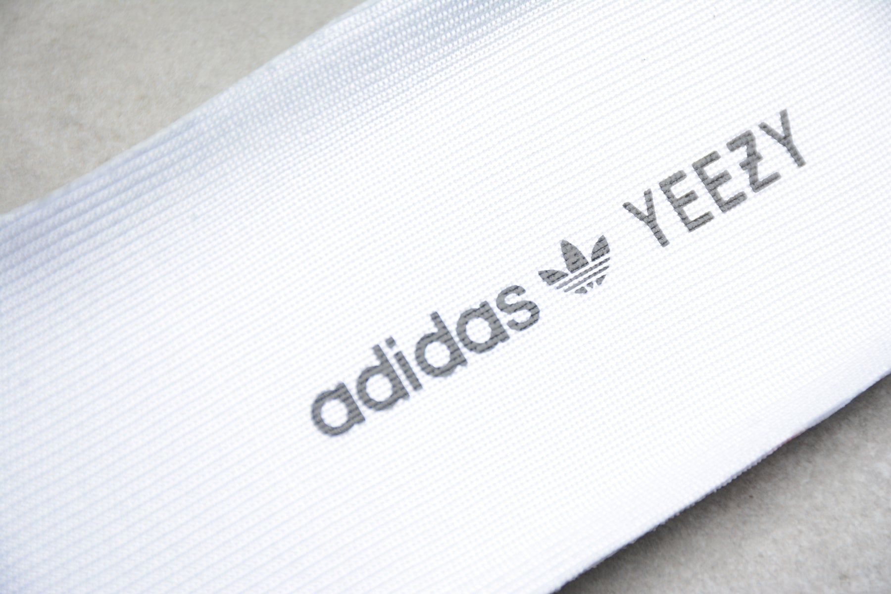Adidas Yeezy 350 – Fluorescente / Negro