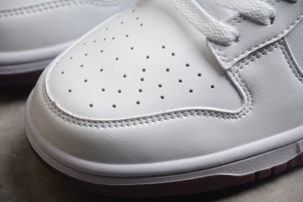 Dunk SB – Blanco / Granate