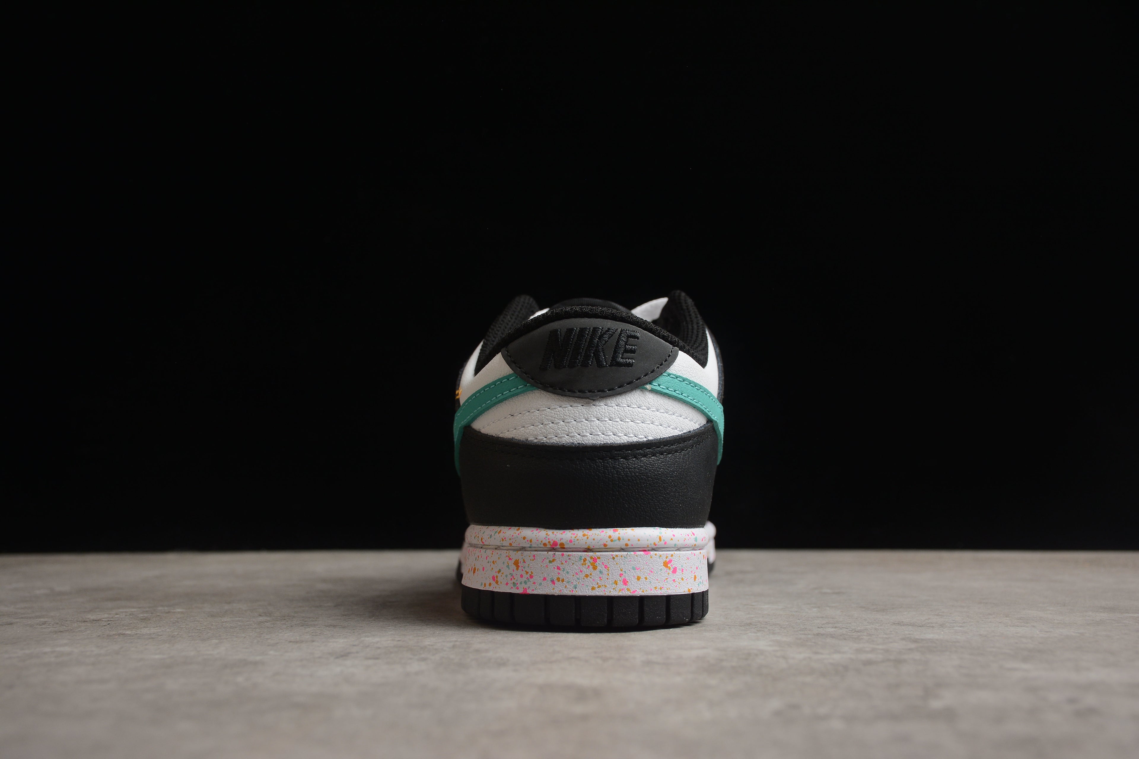 Dunk SB – Negro / Gris / Naranja / Verde
