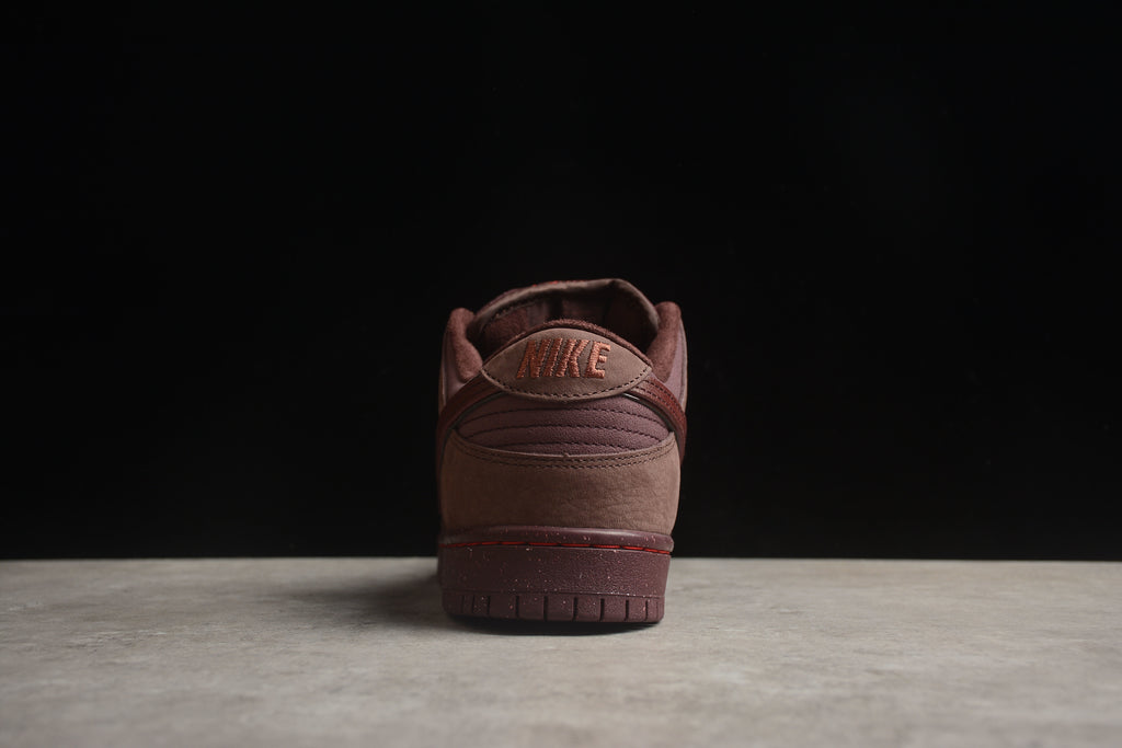 Dunk SB – Blanco / Granate