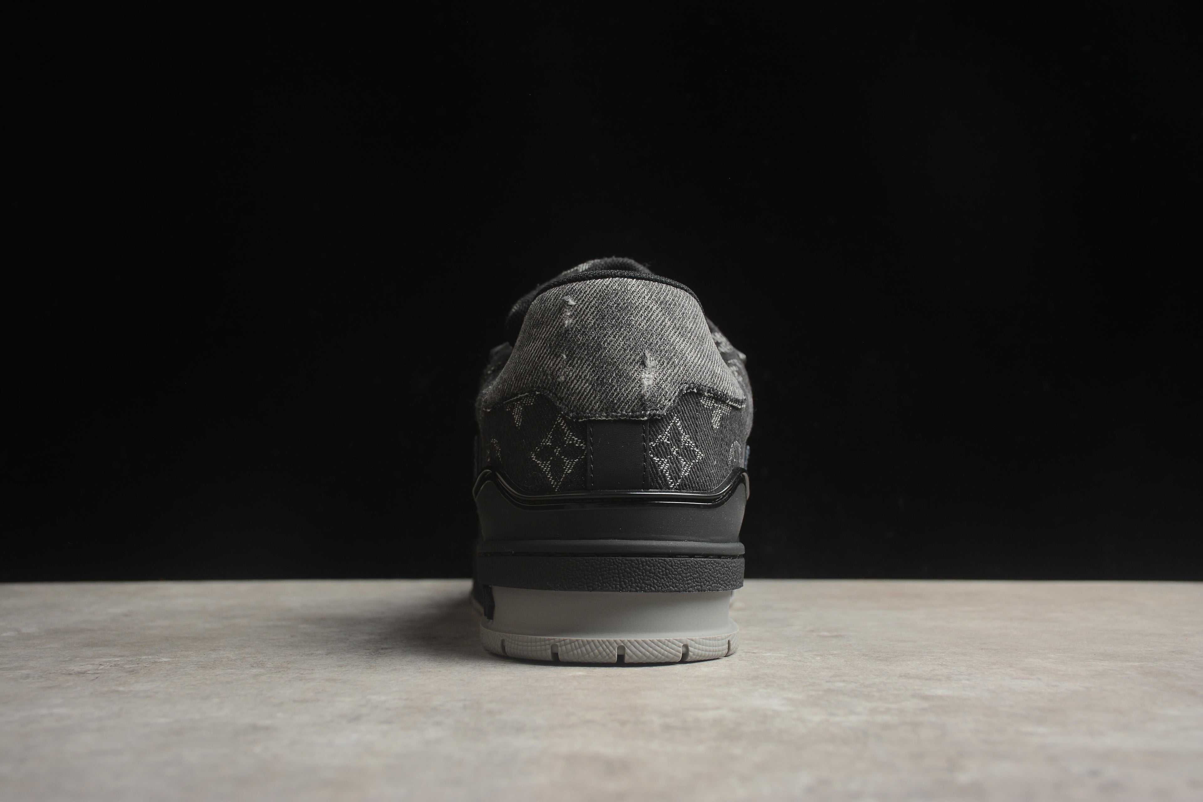 Louis Vuitton Trainer Low – Negro / Gris