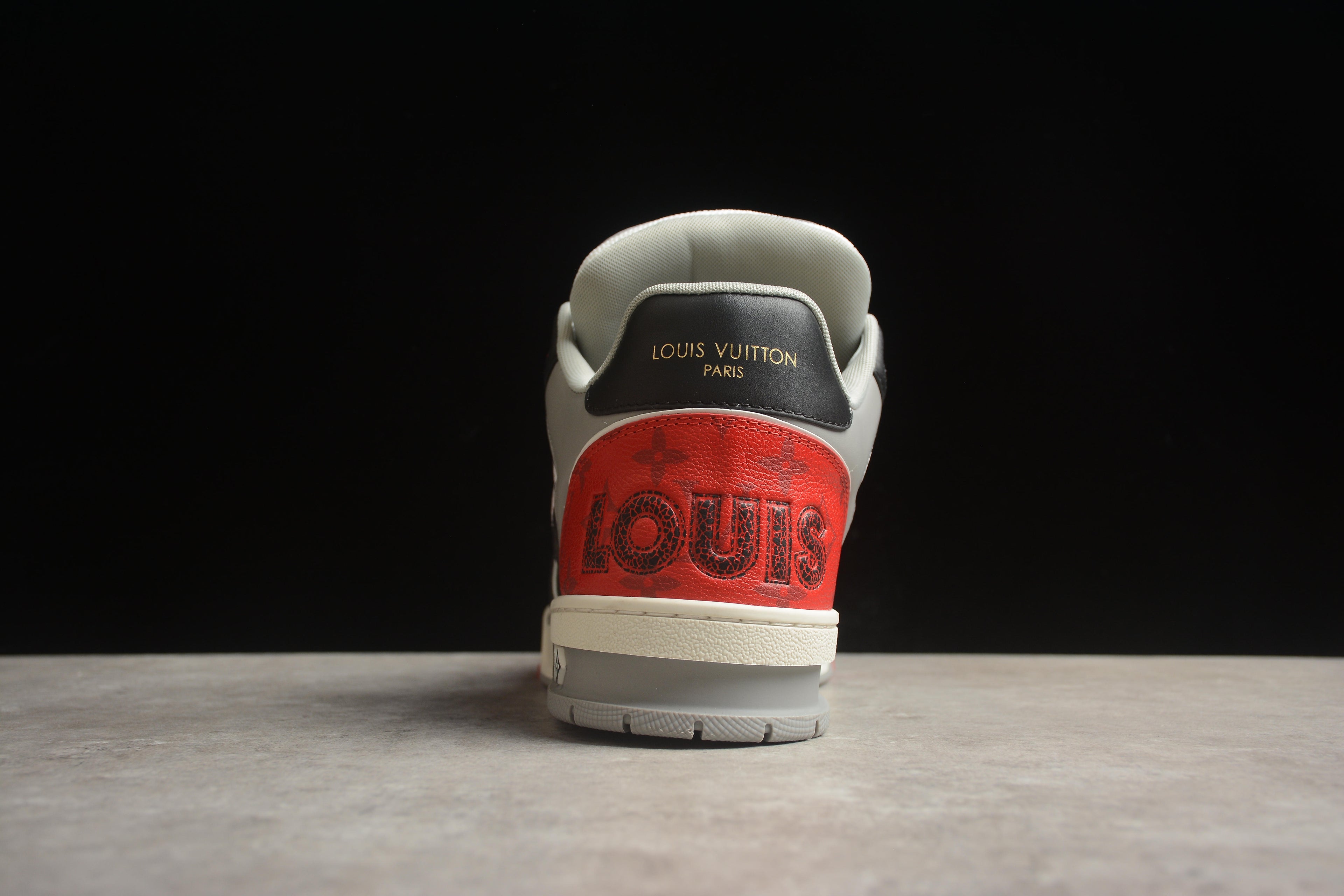 Louis Vuitton Trainer Low – Negro / Blanco / Rojo