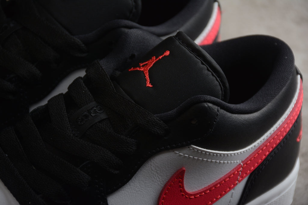 Jordan 1 Low – Negro / Blanco / Rosa