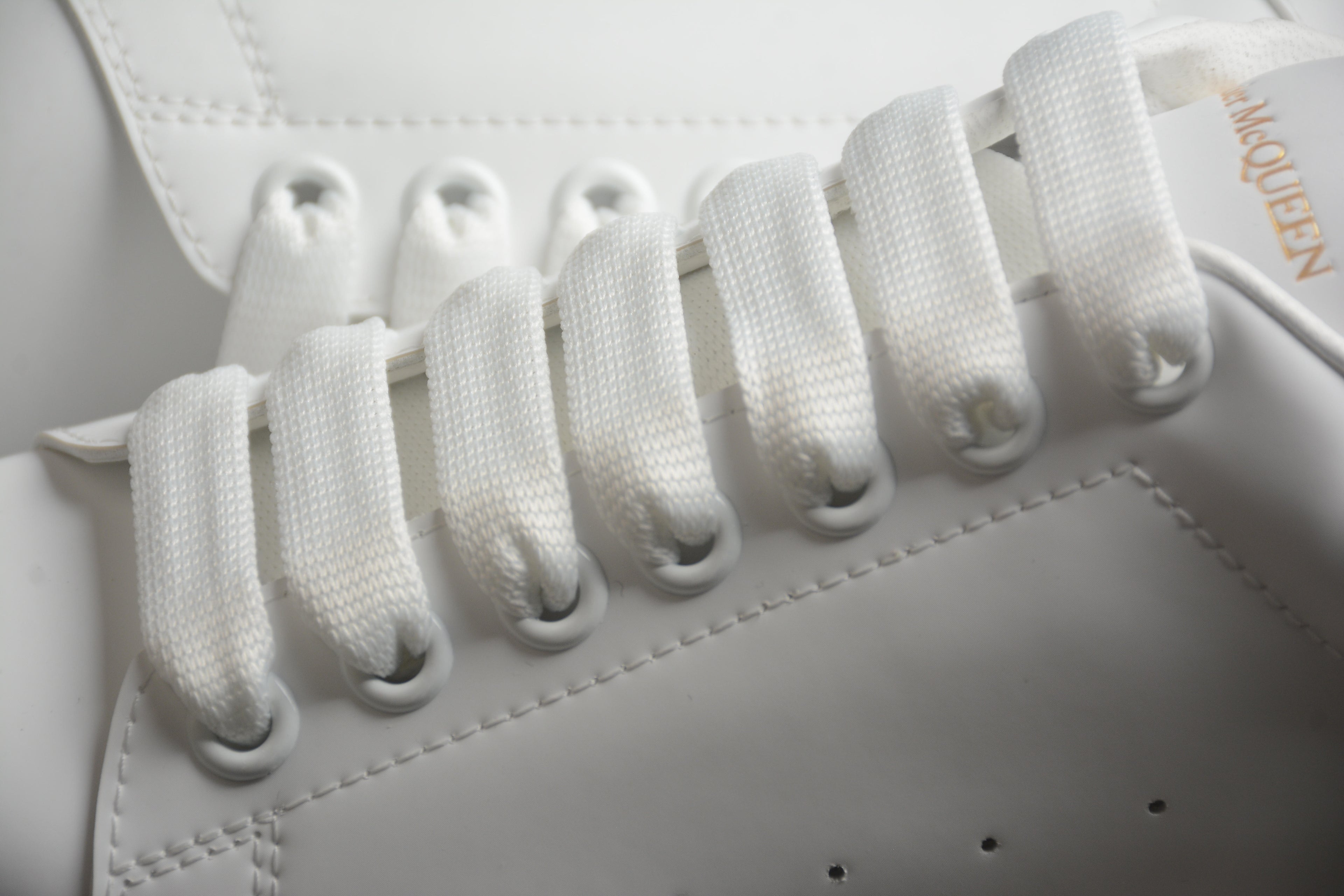 Alexander McQueen – Blanco / Letras Doradas
