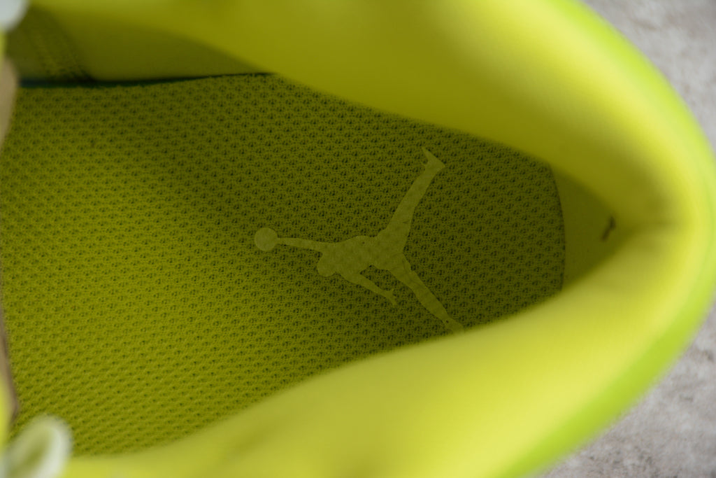 Air Jordan 1 Mid – Amarillo / Blanco