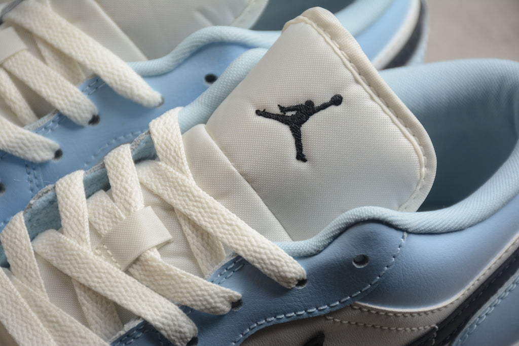 Jordan 1 Low – Azul / Blanco / Negro