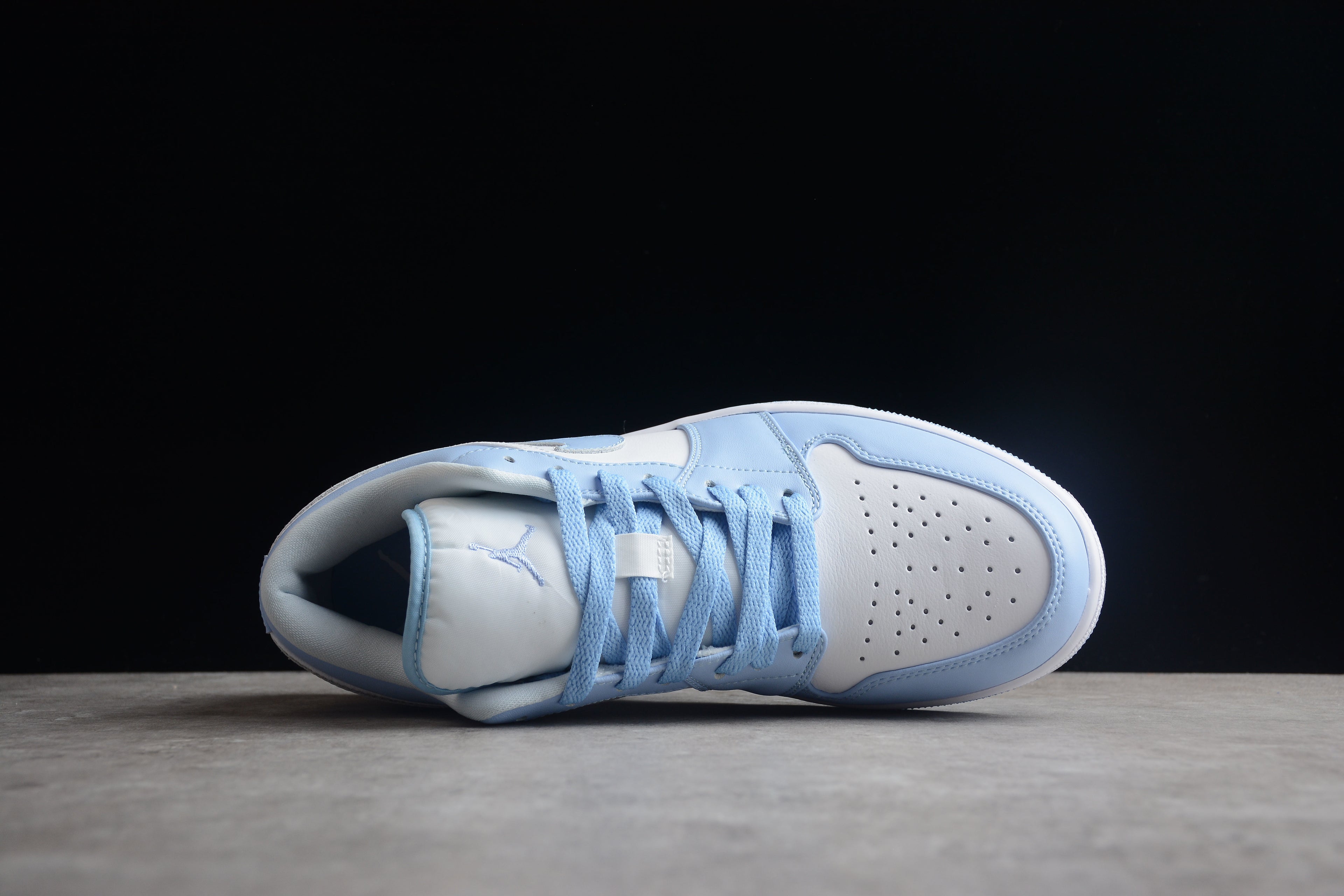 Jordan 1 Low – Azul Claro / Blanco