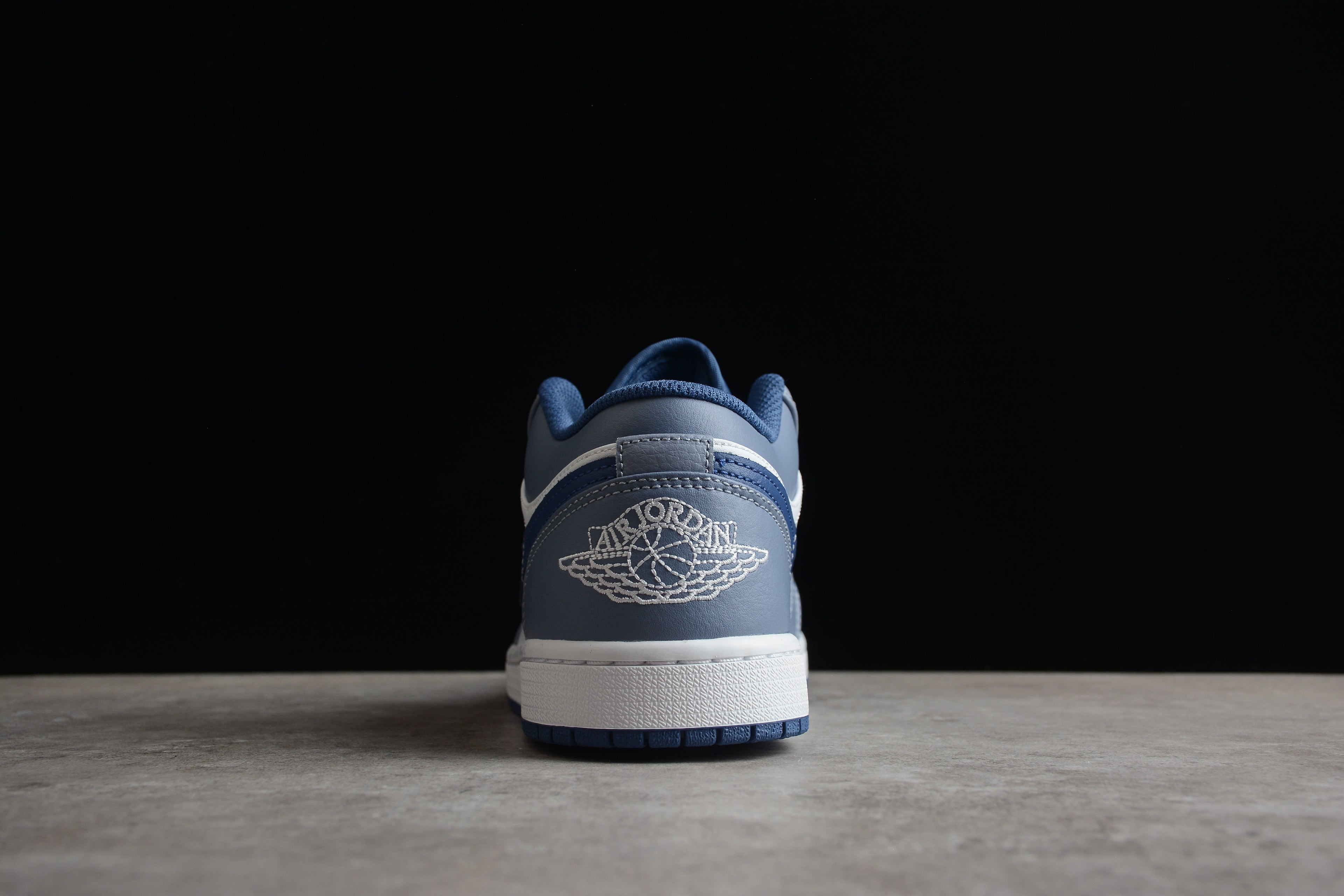 Jordan 1 Low – Azul Oscuro / Blanco