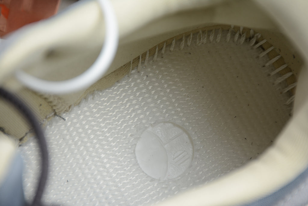 Adidas Yeezy 700 – Gris / Blanco