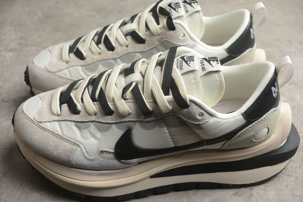 Sacai x VaporWaffle – Blanco / Negro