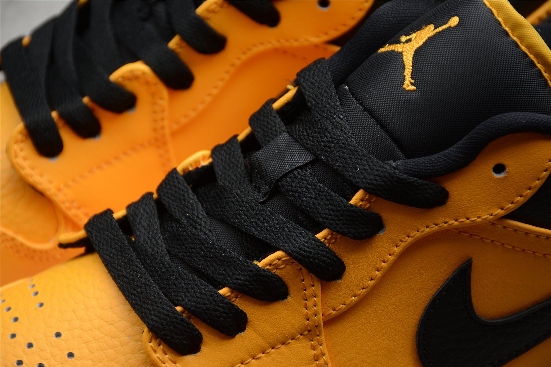 Jordan 1 Low – Full Amarillo