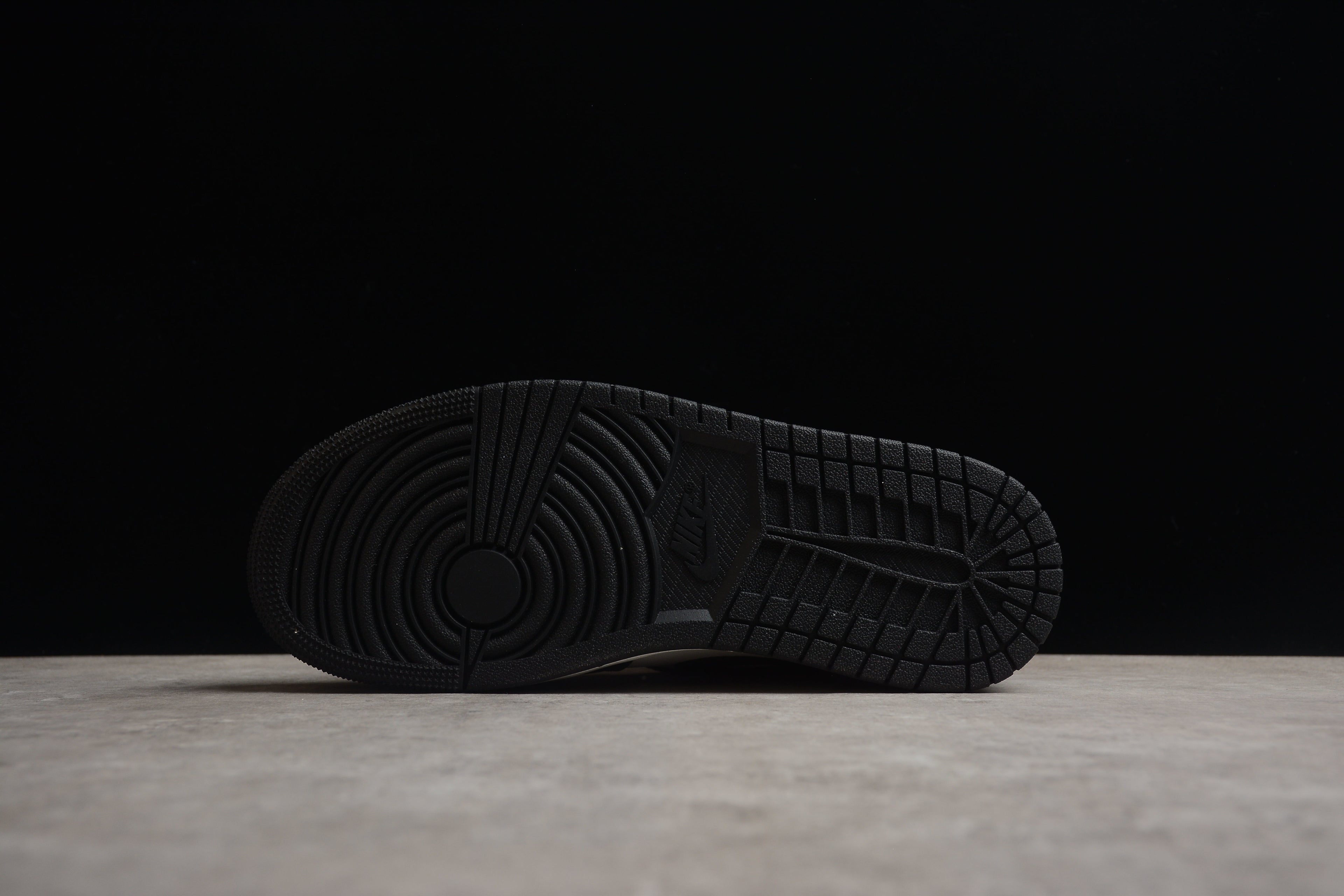 Air Jordan 1 Mid – Negro / Rojo / Blanco