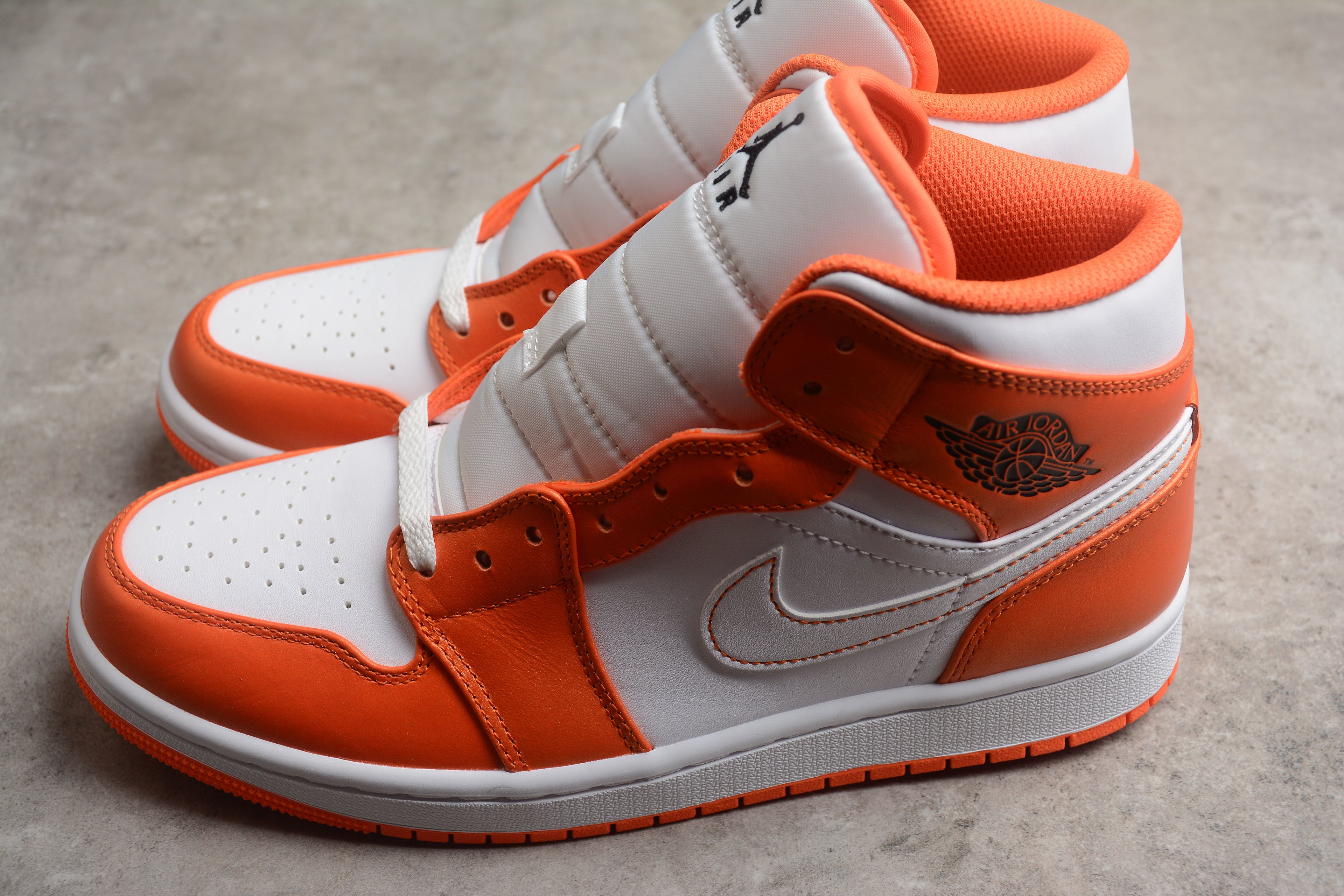 Air Jordan 1 Mid – Naranja / Blanco